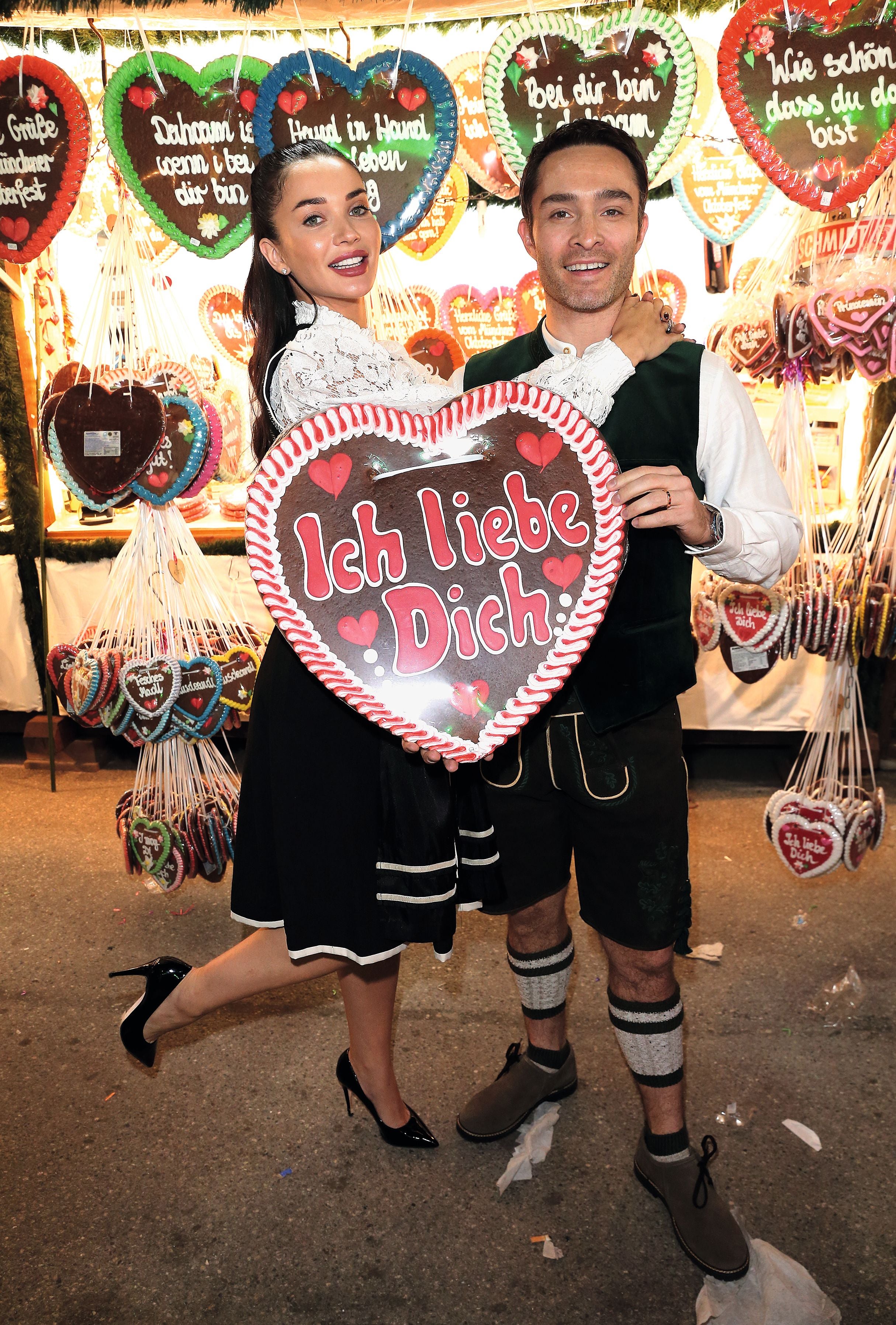 Ed Westwick und seine Frau Amy Jackson fanden Gefallen an Tracht und Bier.