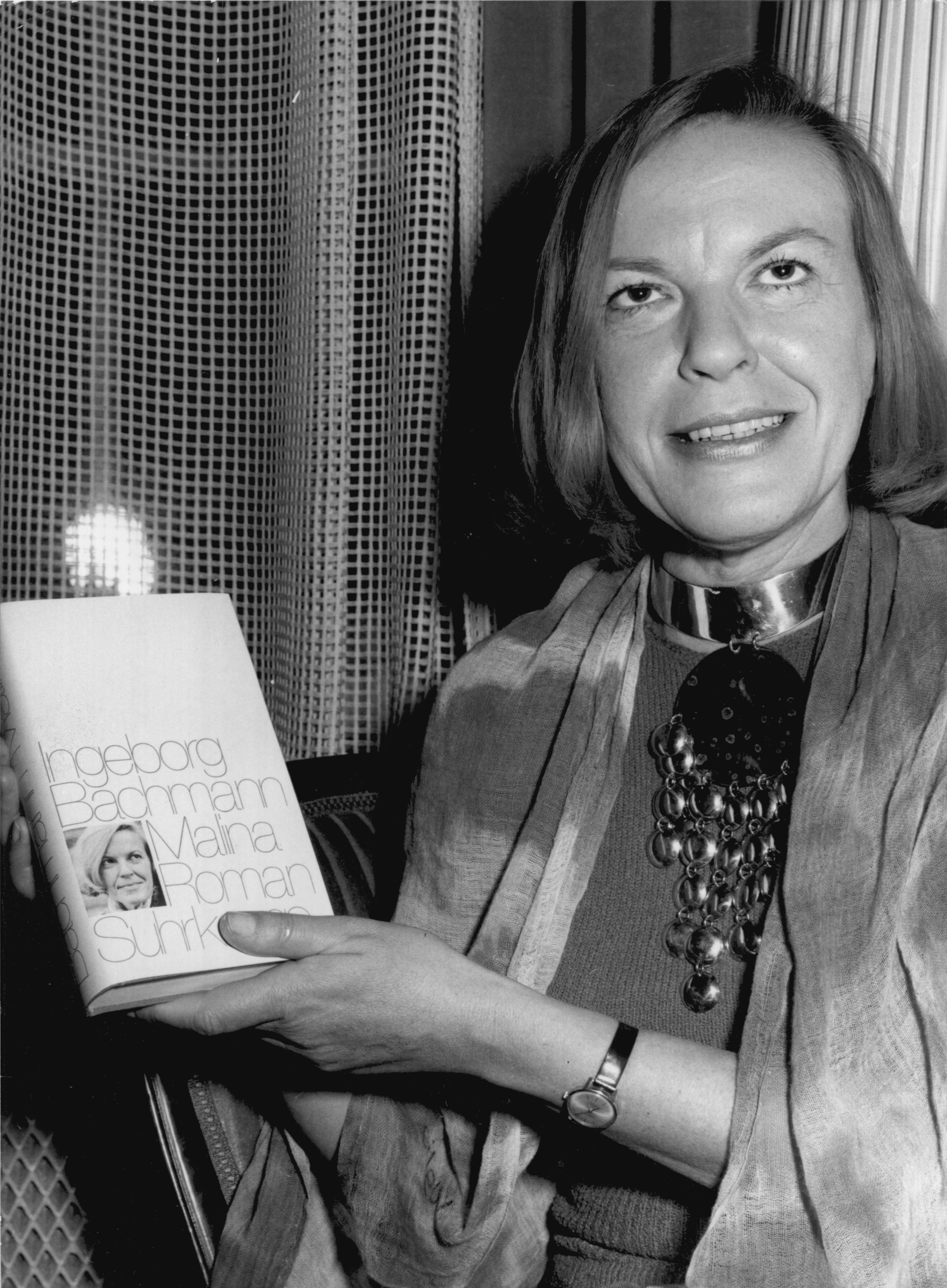 Ingeborg Bachmann hält ihr Buch "Malina" und lächelt in die Kamera, Frankfurt 1971.