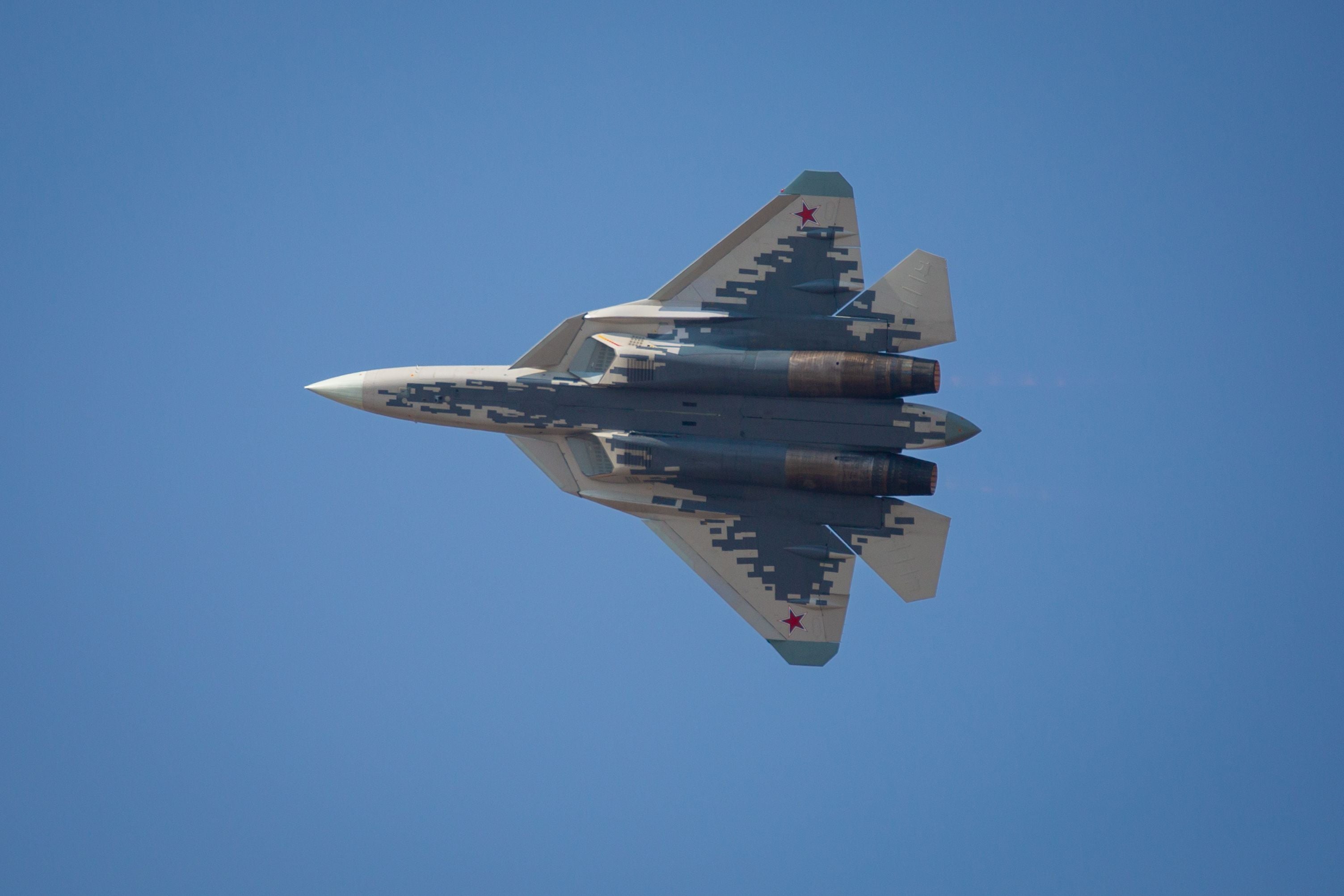Ein russisches Kampfjet Su-57 führt Flugmanöver aus. (Symbolbild)