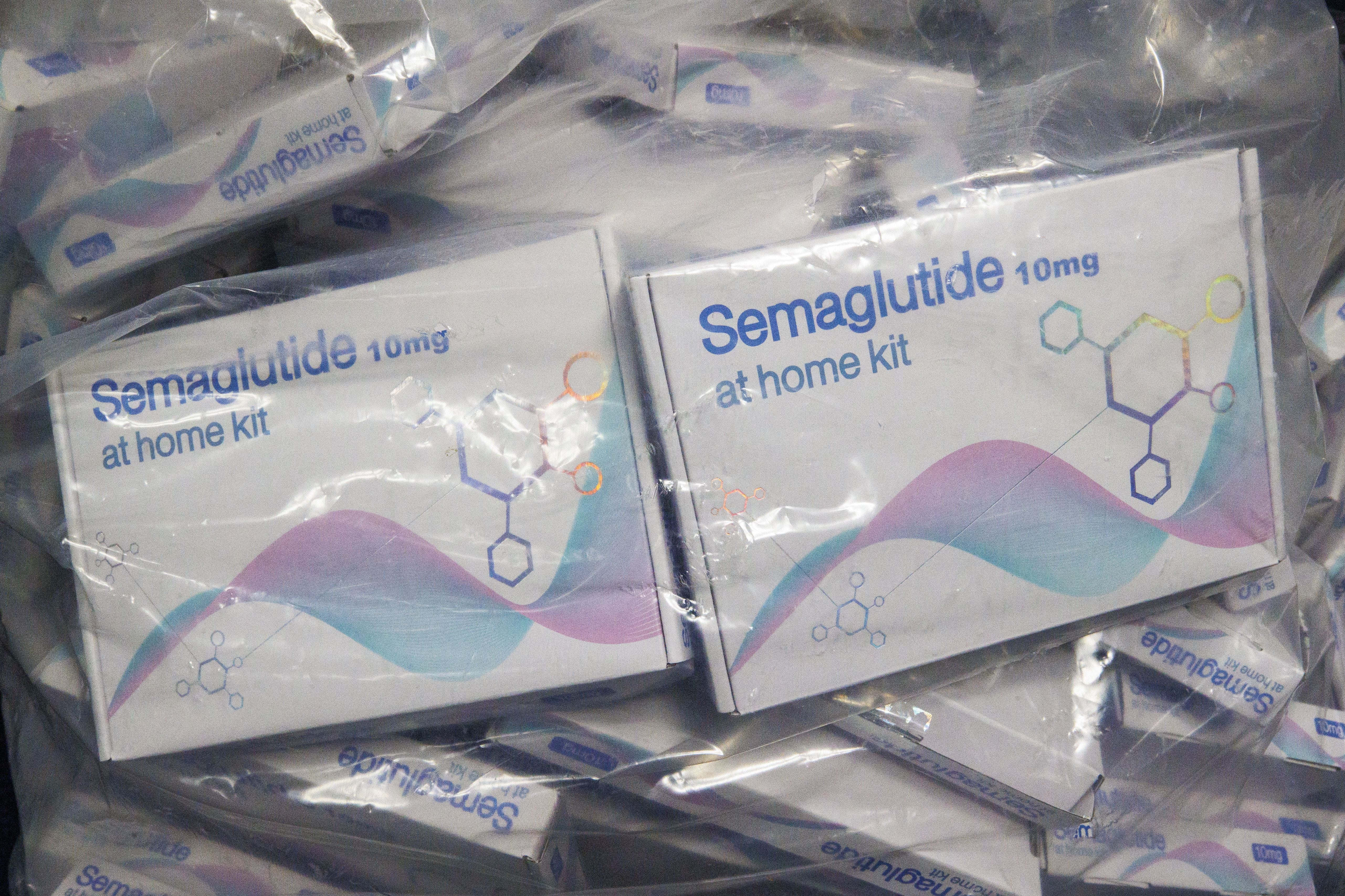 Schachteln mit gefälschtem Semaglutid in Plastikbeuteln, beschlagnahmt im Rahmen einer Polizeiaktion.