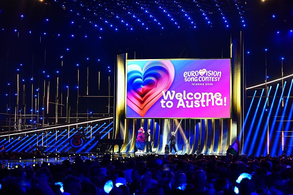 Bühne des Eurovision Song Contest 2026 in Wien mit großem Bildschirm und Publikum im Vordergrund.