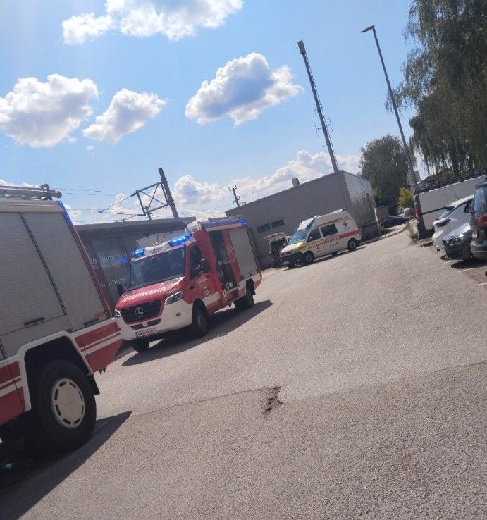 Feuerwehr- und Rettungsfahrzeuge stehen vor dem Bahnhof im Einsatz.