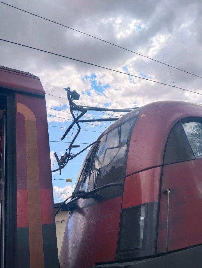 Der defekte Railjet mit beschädigtem Stromabnehmer