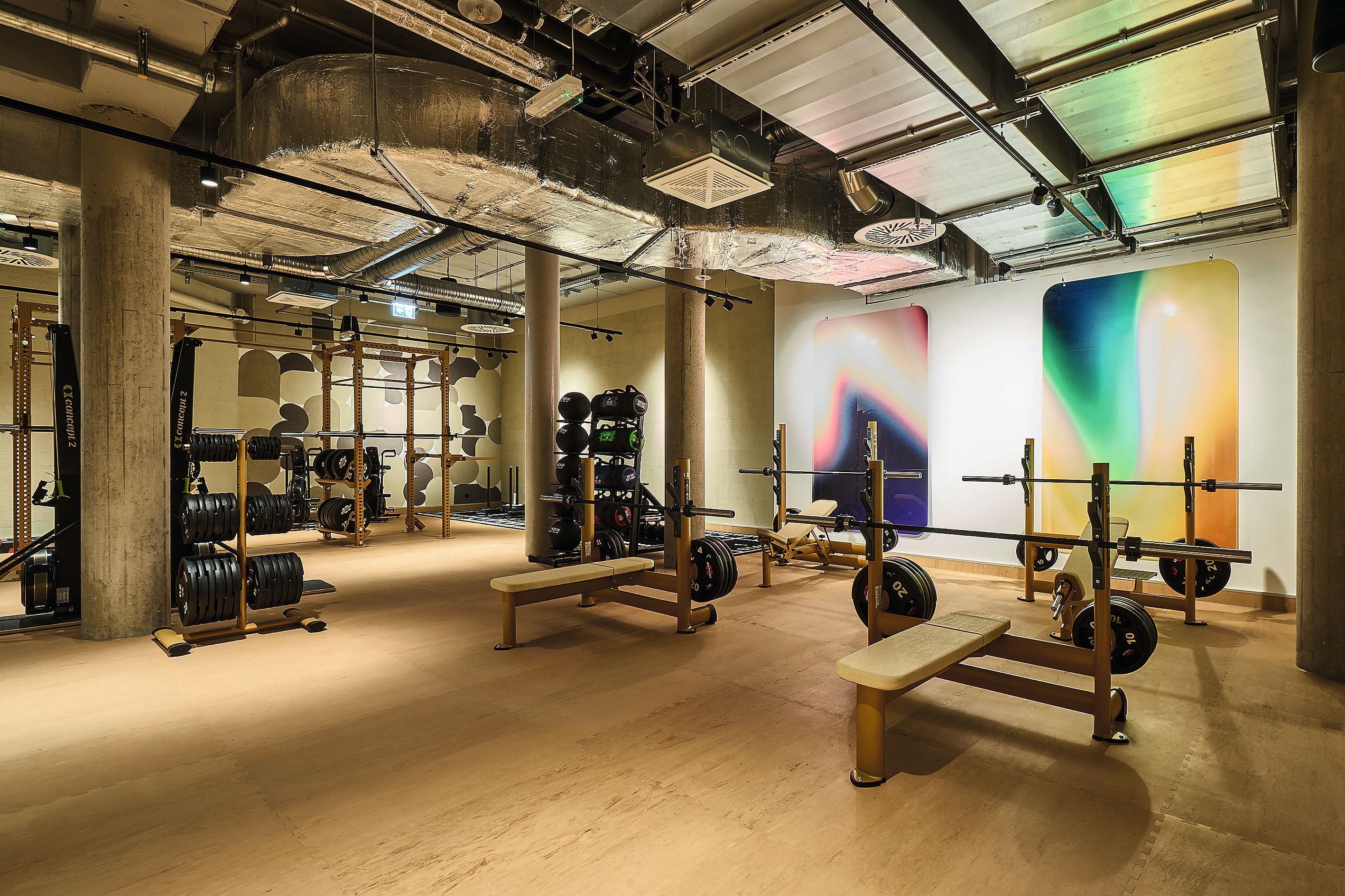 Harmonie. Die warme Farbpalette zieht sich durch das gesamte Studio. Moderne Kunstwerke greifen diese Farbwelt auf und werden durch das Lichtkonzept in Szene gesetzt.