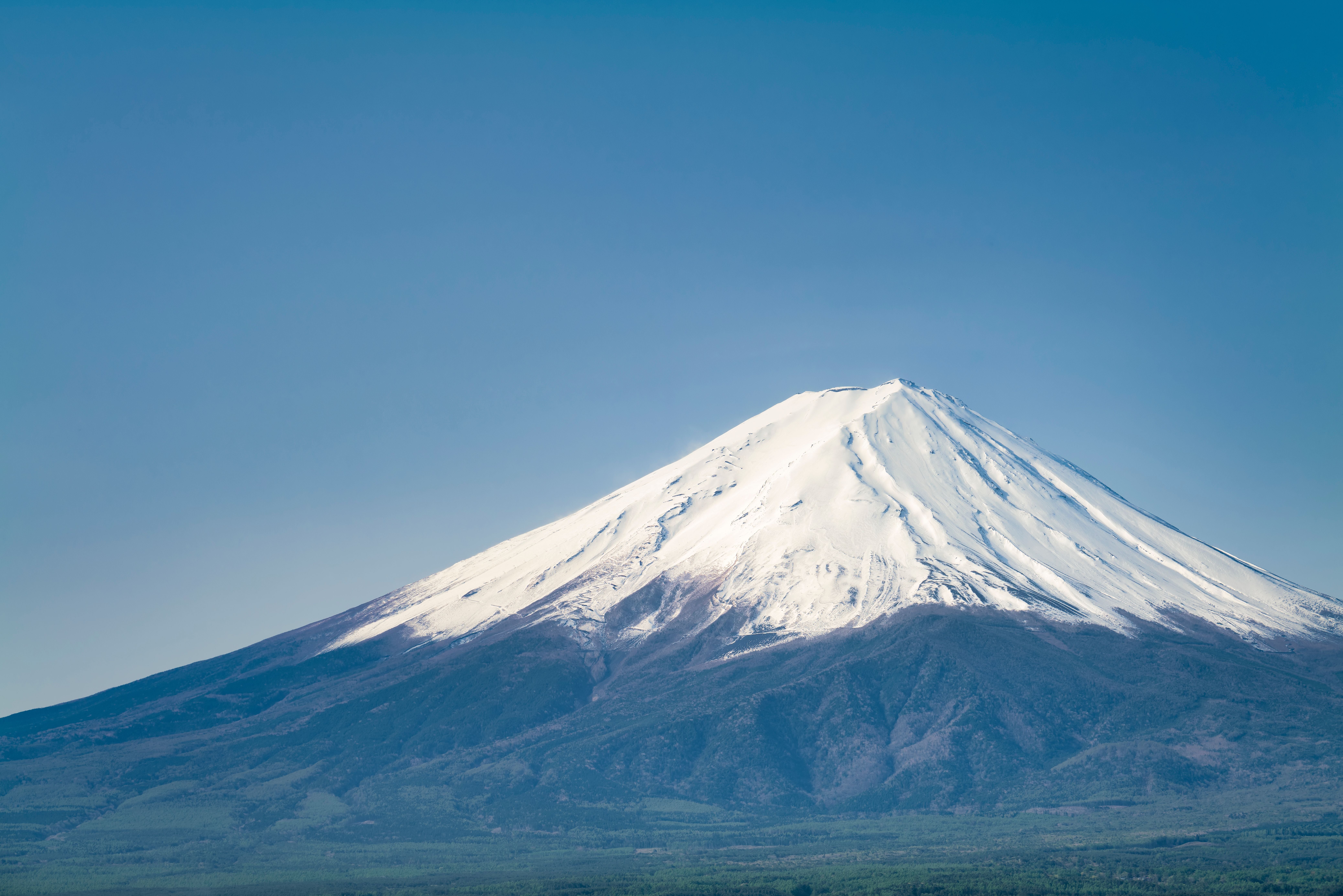 Schneebedeckter Berg Fuji unter klarem blauem Himmel.