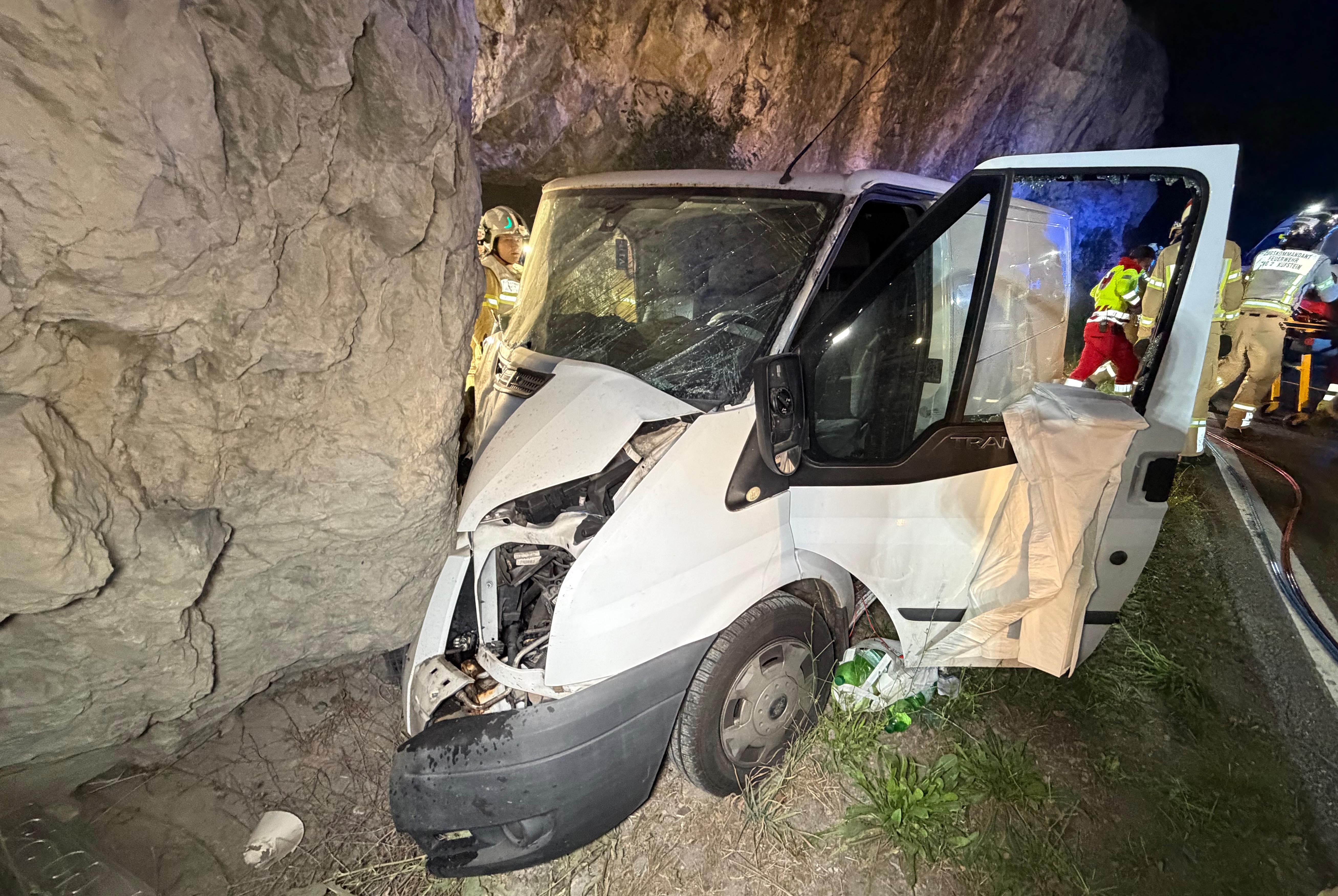 Beifahrerin musste aus dem Fahrzeugwrack geschnitten werden.