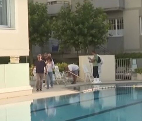 Ermittlungen beim Pool, in dem die 4-Jährige ums Leben kam. Autopsie bestätigte Tod durch Ertrinken.