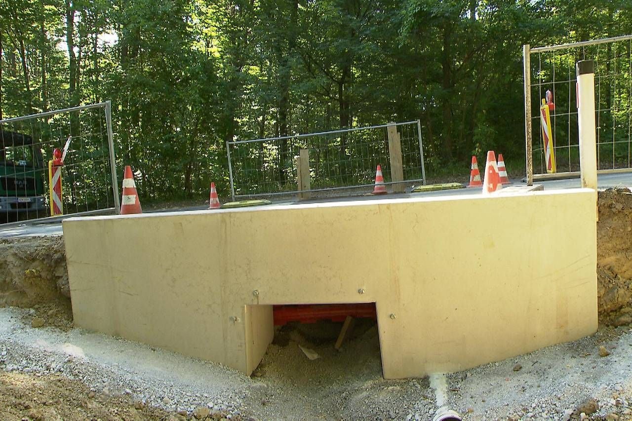 Betonunterführung unter einer Straße, gebaut als Durchgang für Kröten und Frösche.