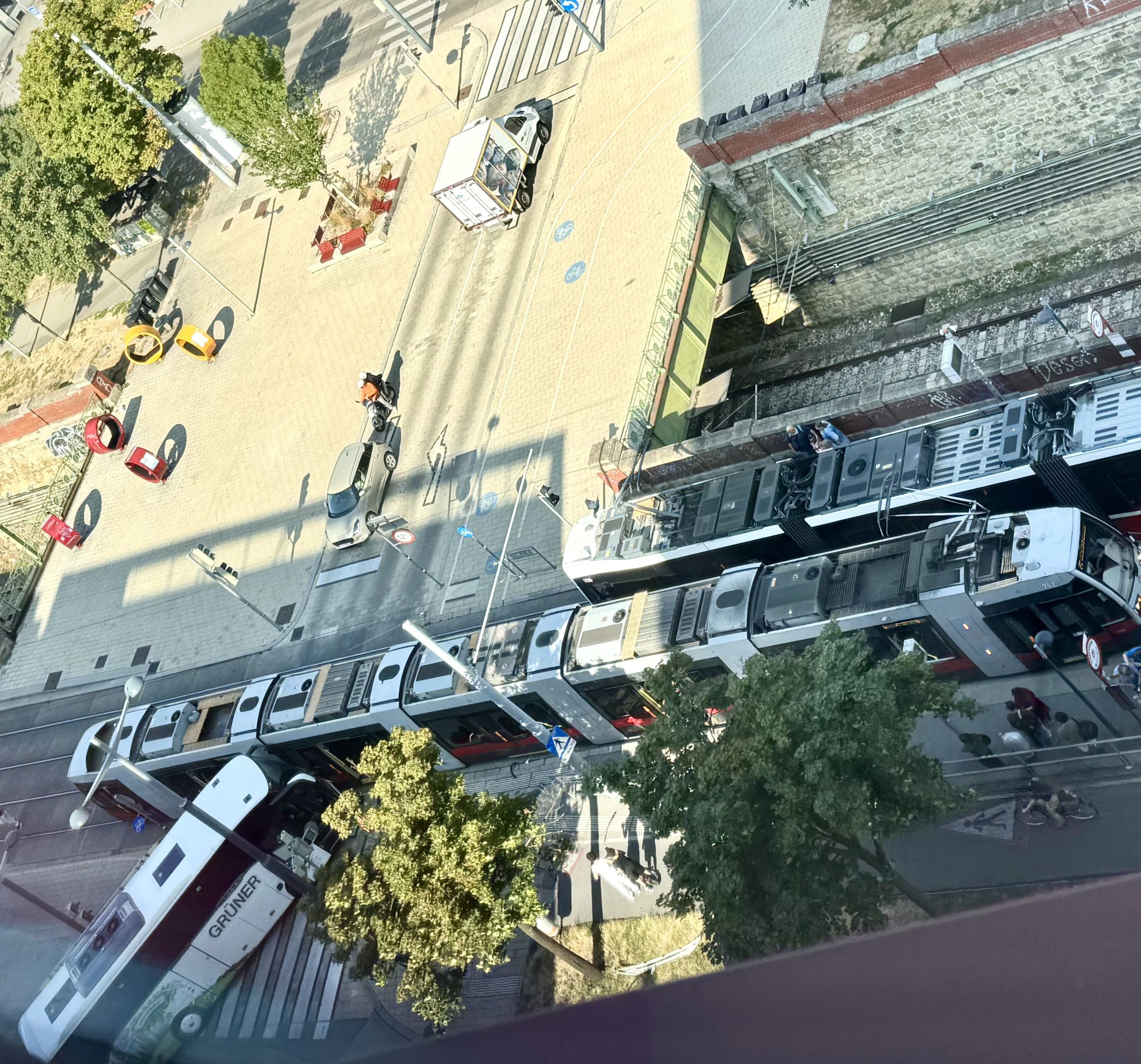 Reisebus donnerte am Gürtel in Wien in Straßenbahn.