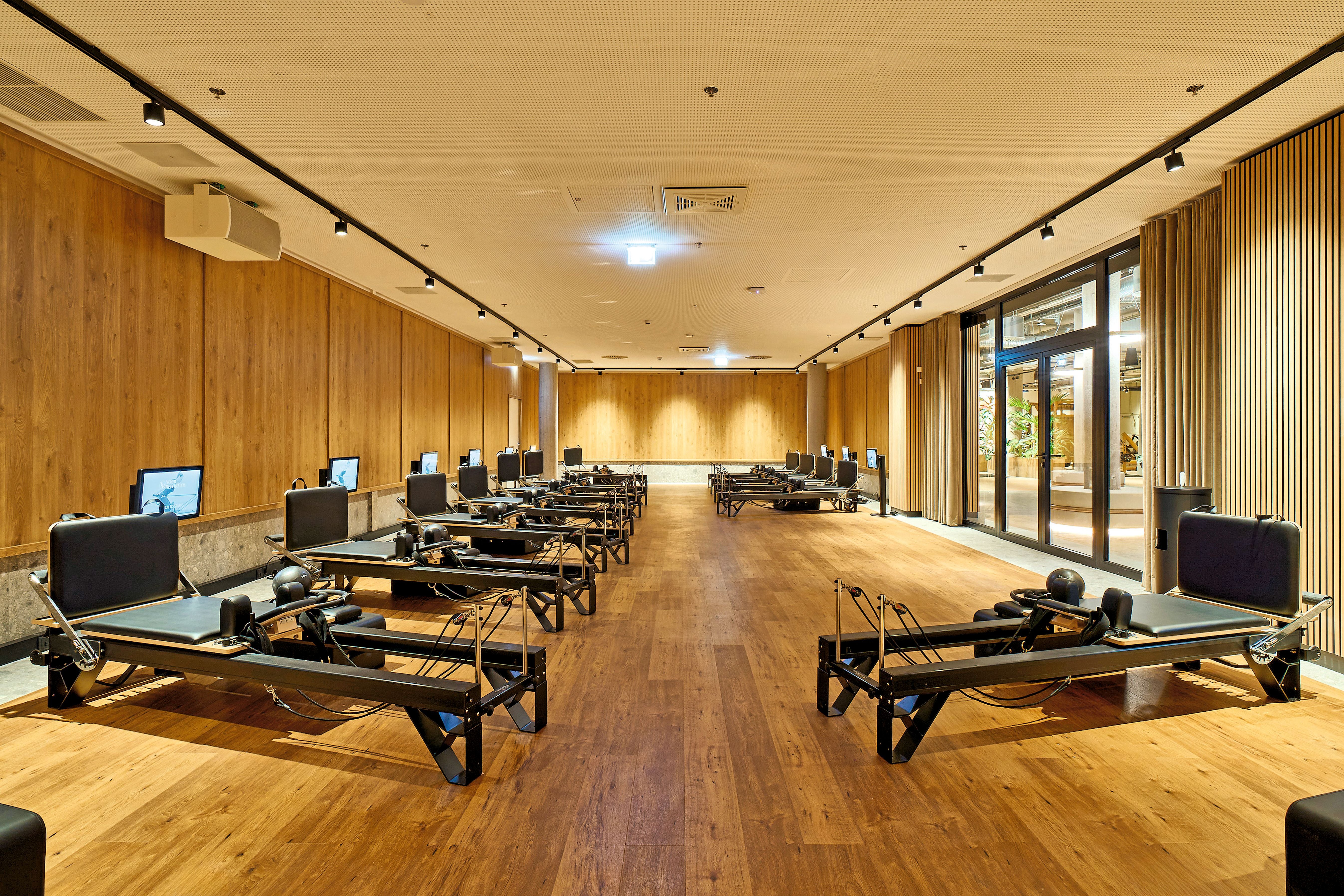 Das Herzstück des Clubs: Der Reformer-Pilates-Raum mit 14 Betten.