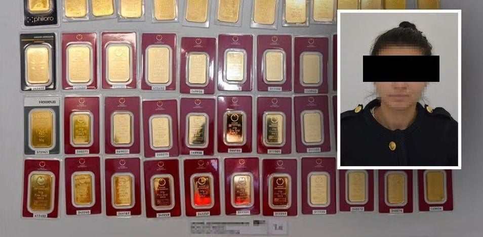 Mehrere Goldbarren sind ausgebreitet, daneben ein Porträtfoto einer Frau mit schwarzem Balken über den Augen.