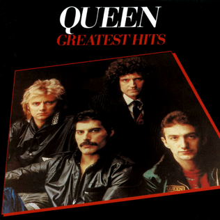 Cover des Queen-Albums "Greatest Hits" mit den vier Bandmitgliedern in dunkler Kleidung.