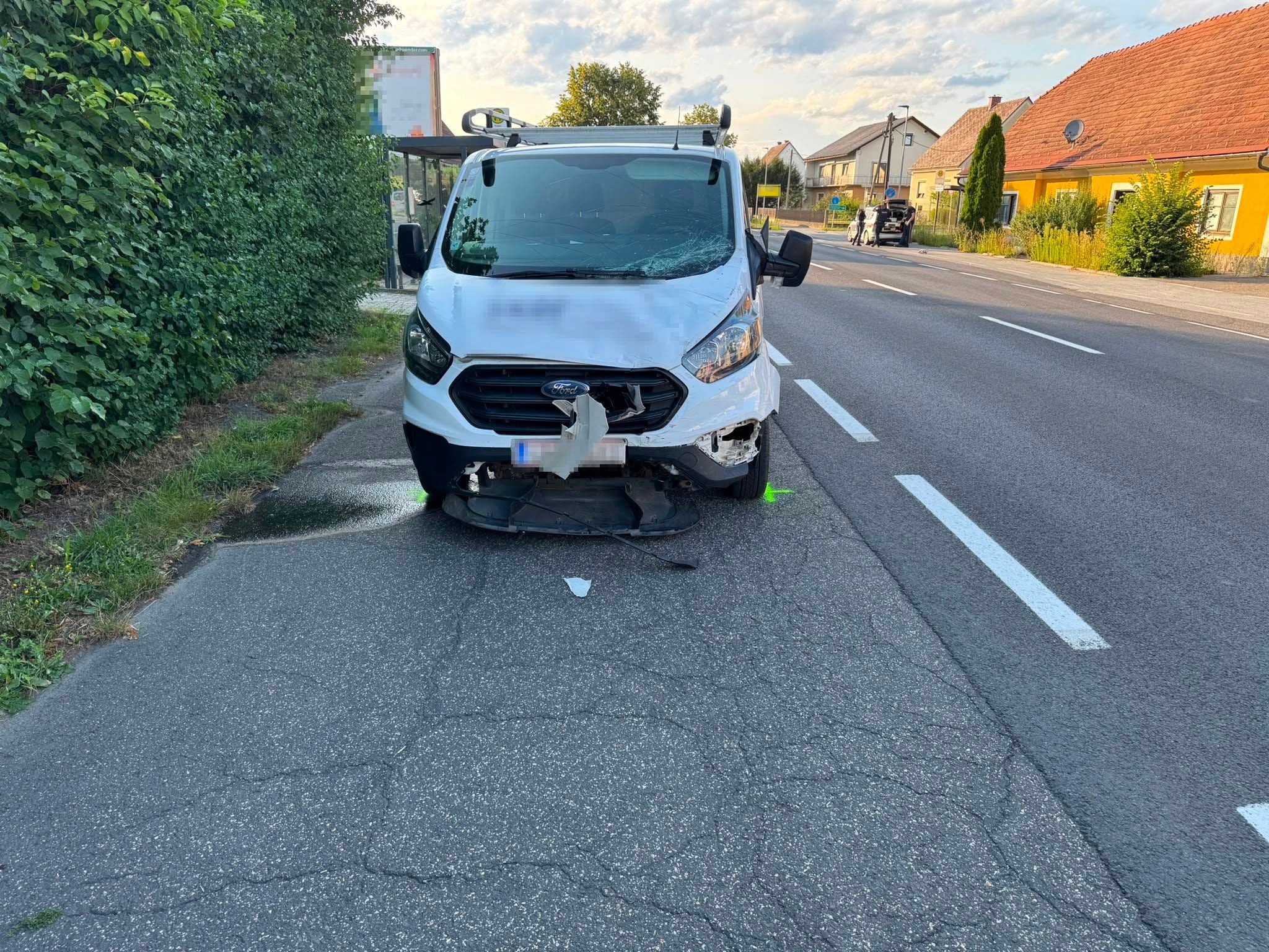 Lieferwagen erfasste Light-Gefährt von hinten und bugsierte Moped-Auto in Gegenverkehr.