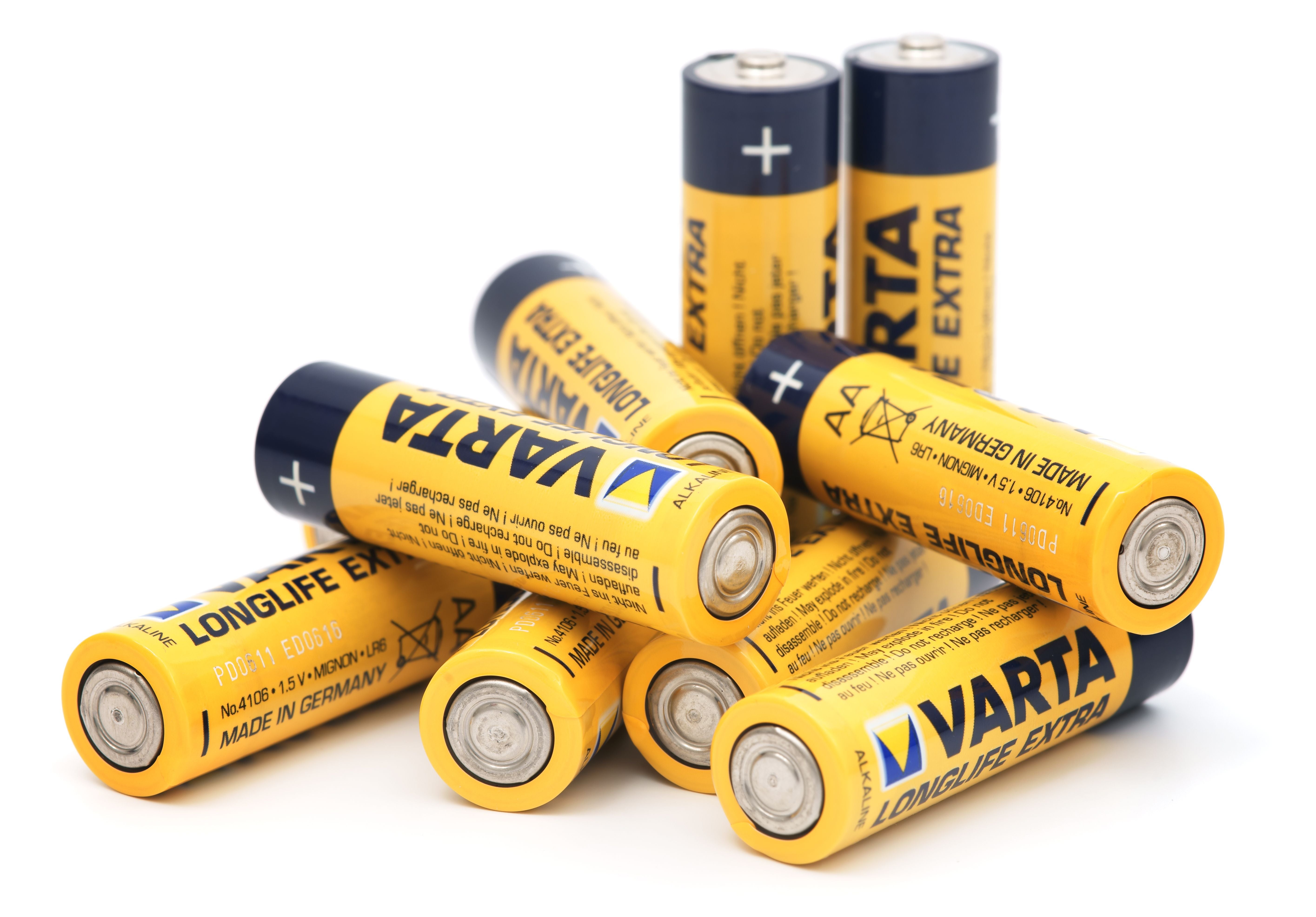 Mehrere gelbe Varta AA-Batterien liegen gestapelt auf weißem Hintergrund.
