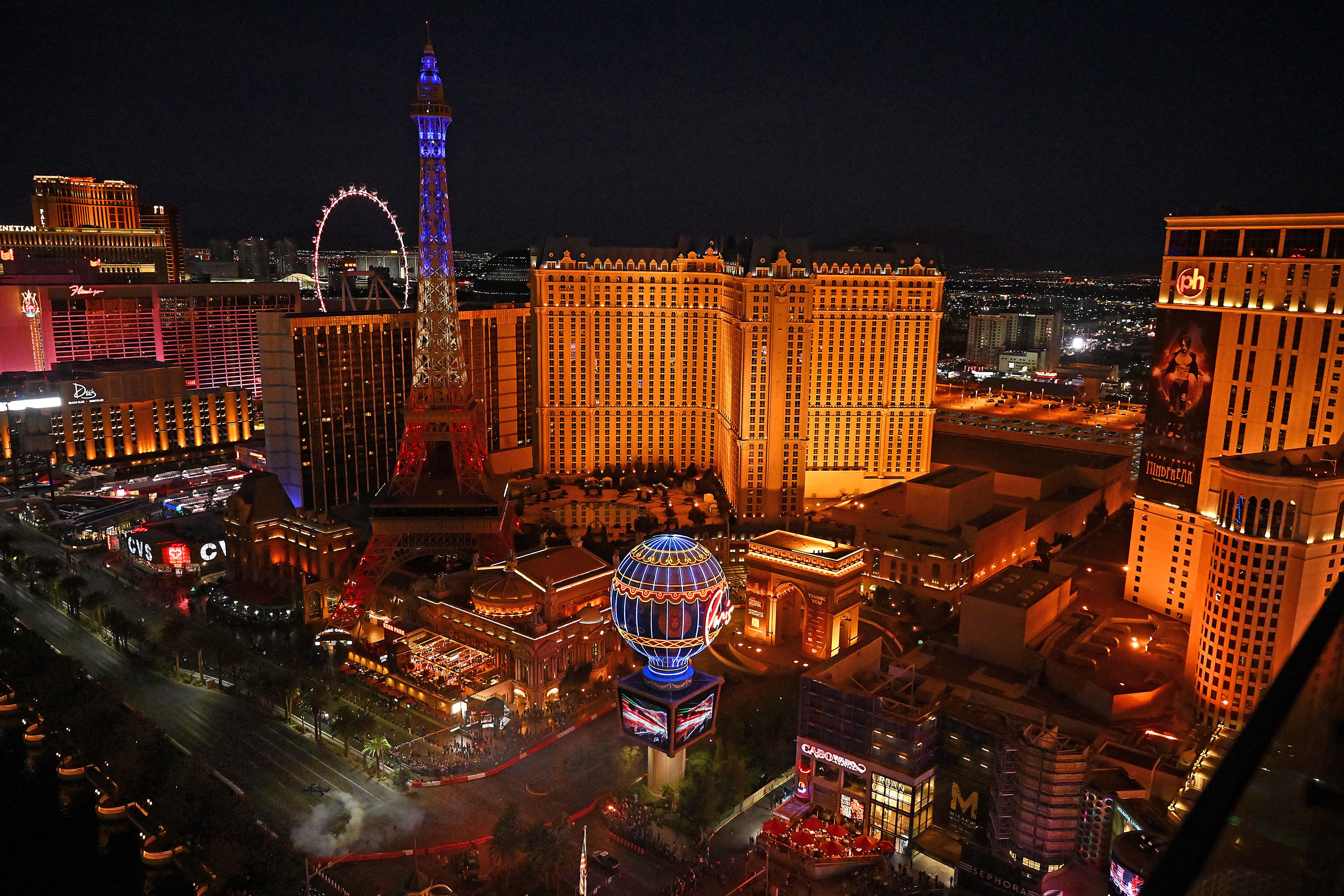 Die hell erleuchtete Skyline von Las Vegas mit nachgebautem Eiffelturm bei Nacht.