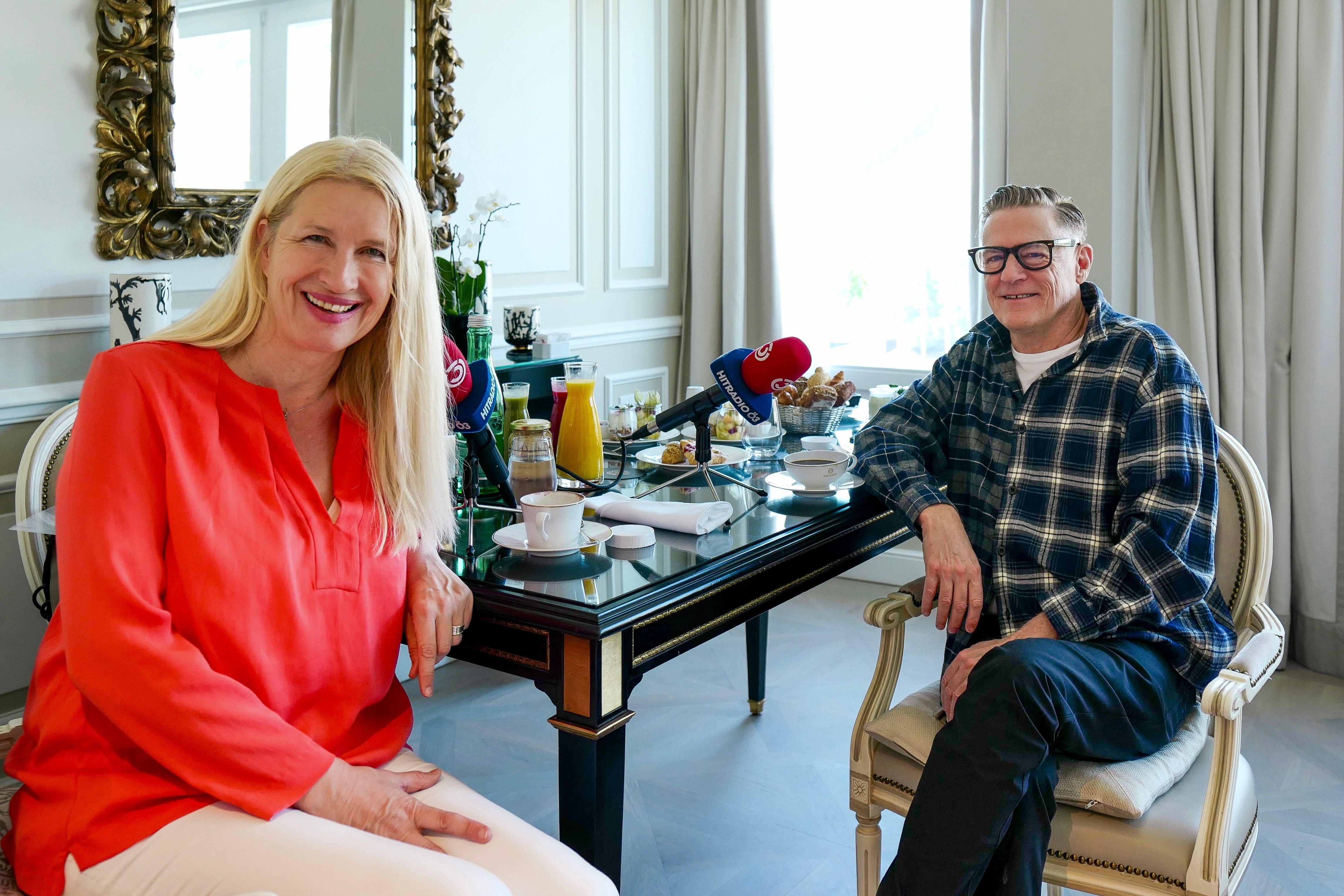 Claudia Stöckl und Bryan Adams