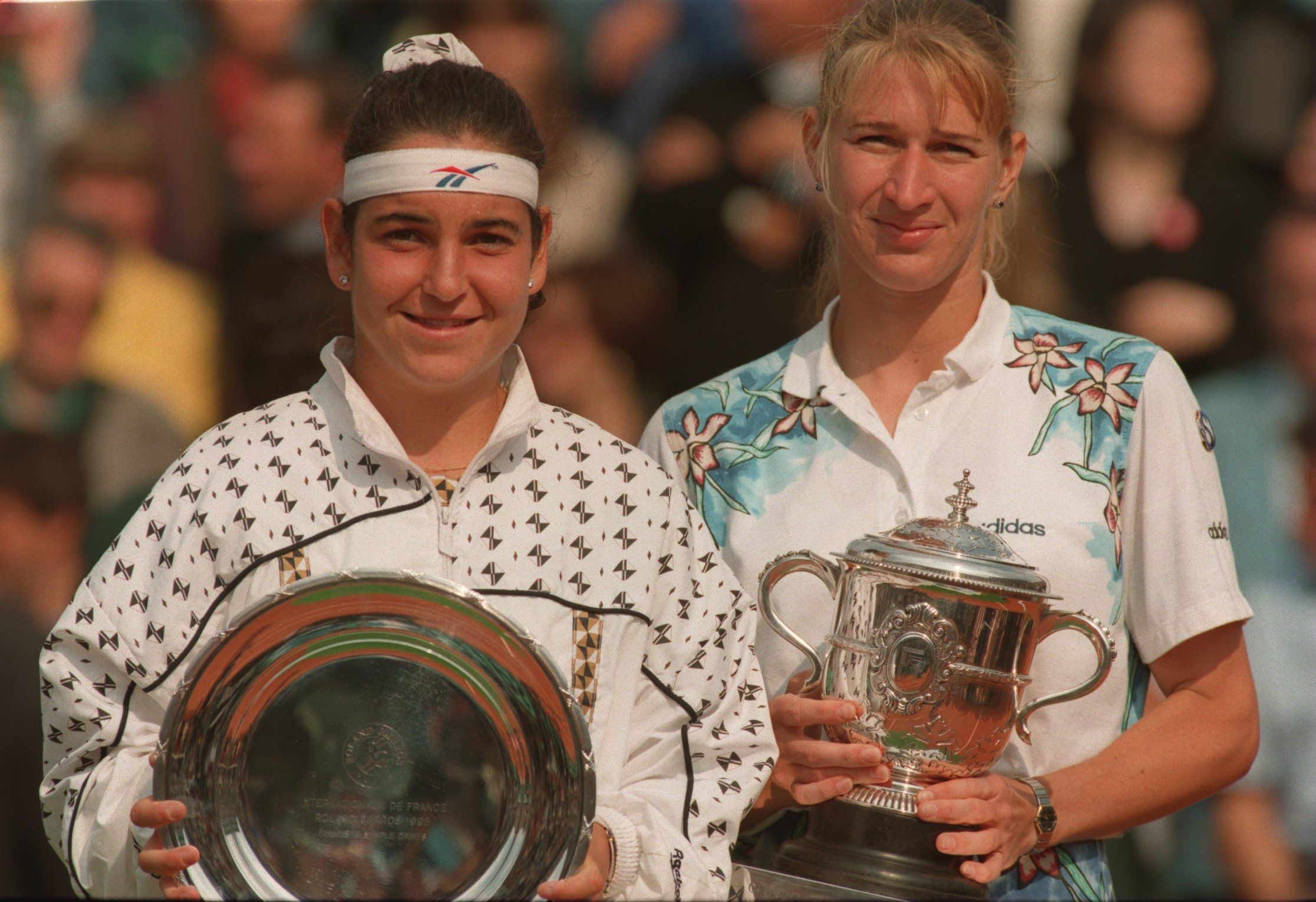 Arantxa Sánchez Vicario (links) nach dem verlorenen Finale der French Open 1995 gegen Steffi Graf.