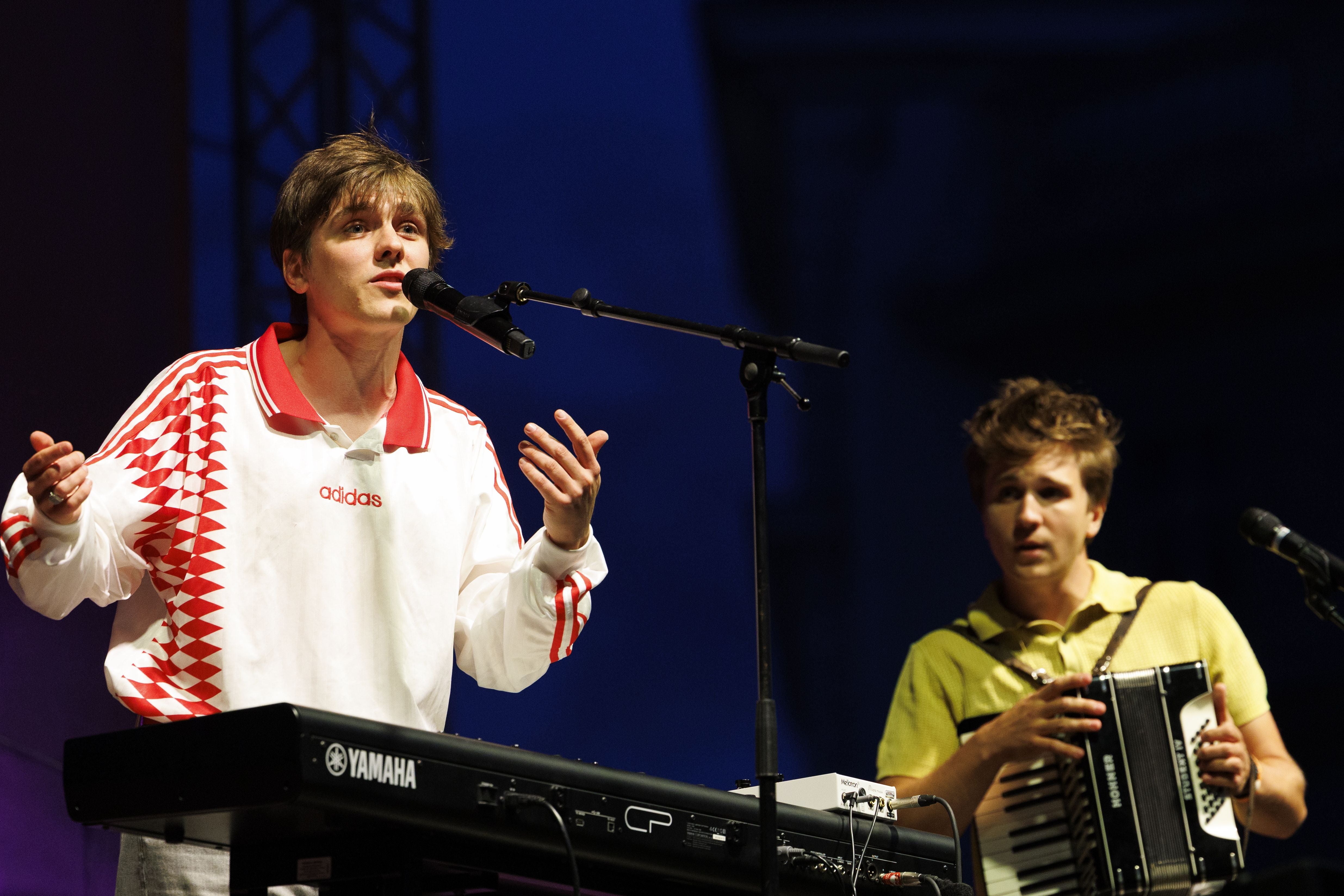 Zwei Musiker spielen Keyboard und Akkordeon auf einer Bühne beim Popfest in Wien.
