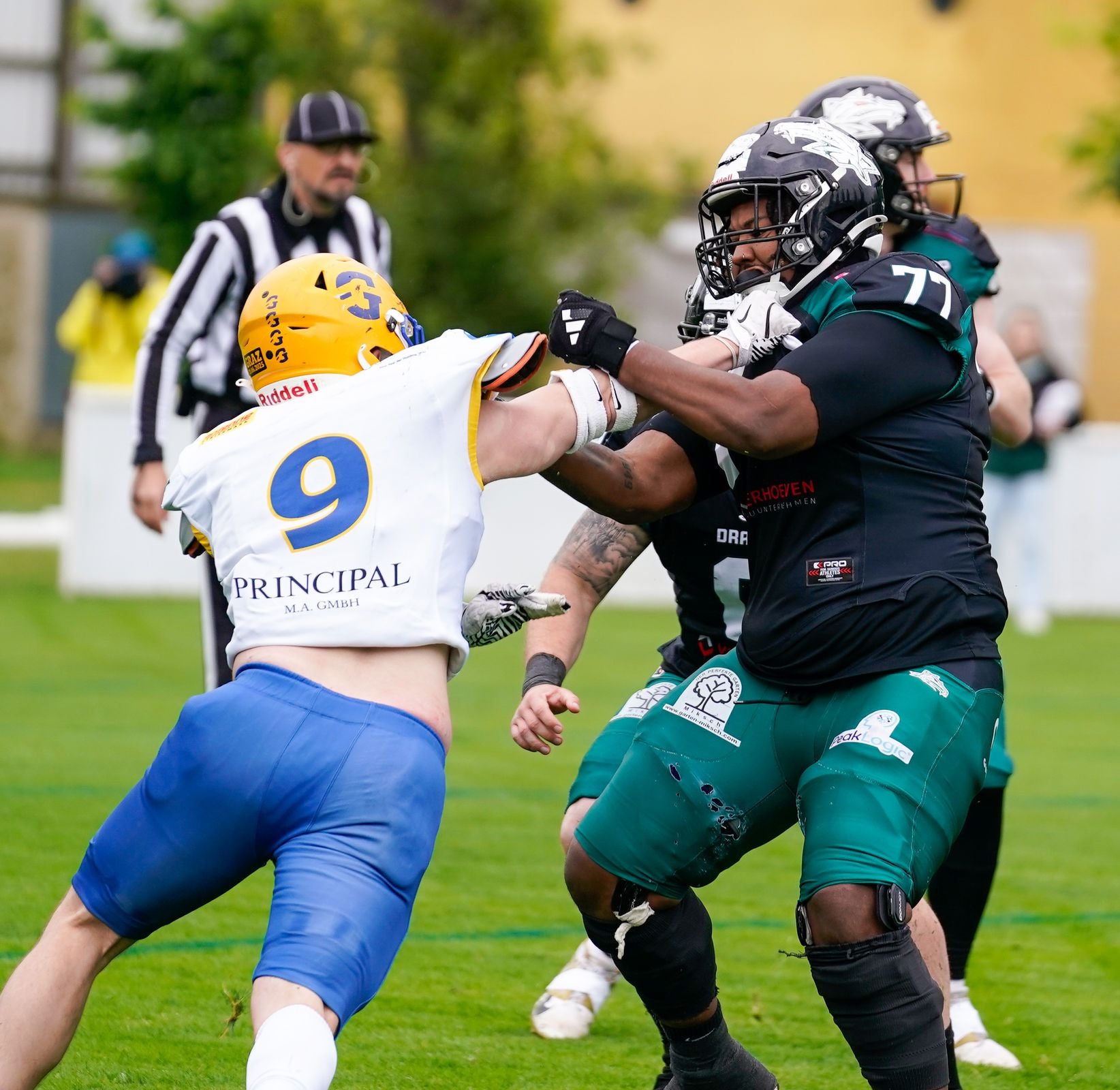 Zwei Footballspieler der Dragons und Giants kämpfen während eines Spiels um den Ball.