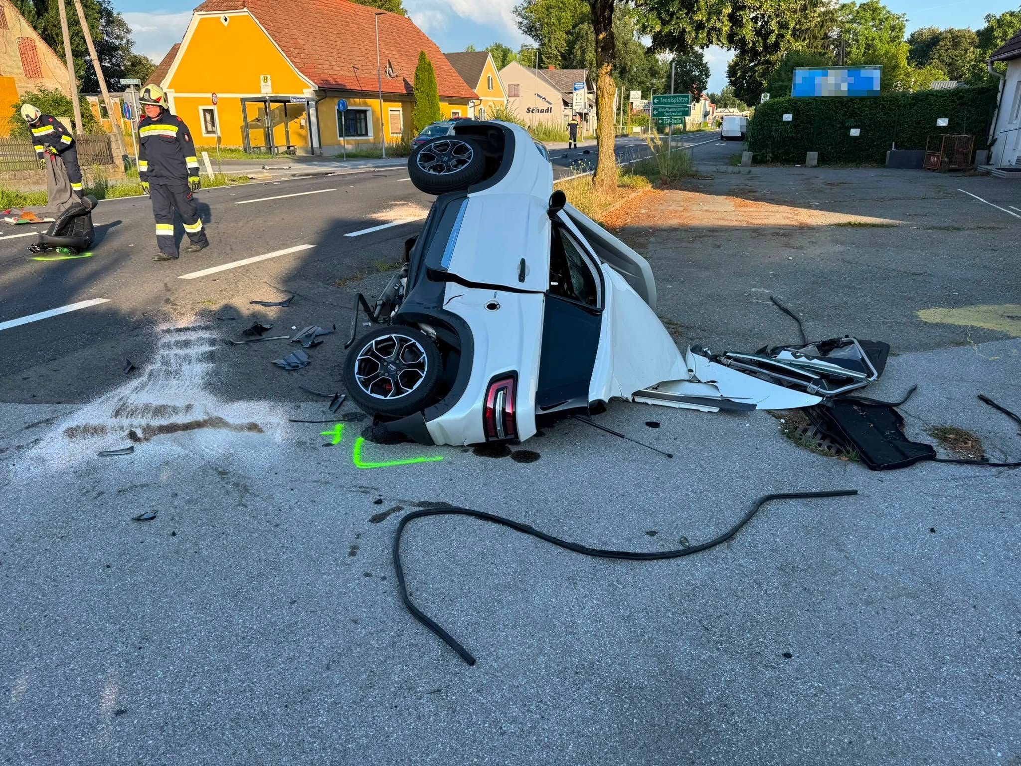 Ein umgestürztes Mopedauto nach einem schweren Unfall, Lenker starvb.