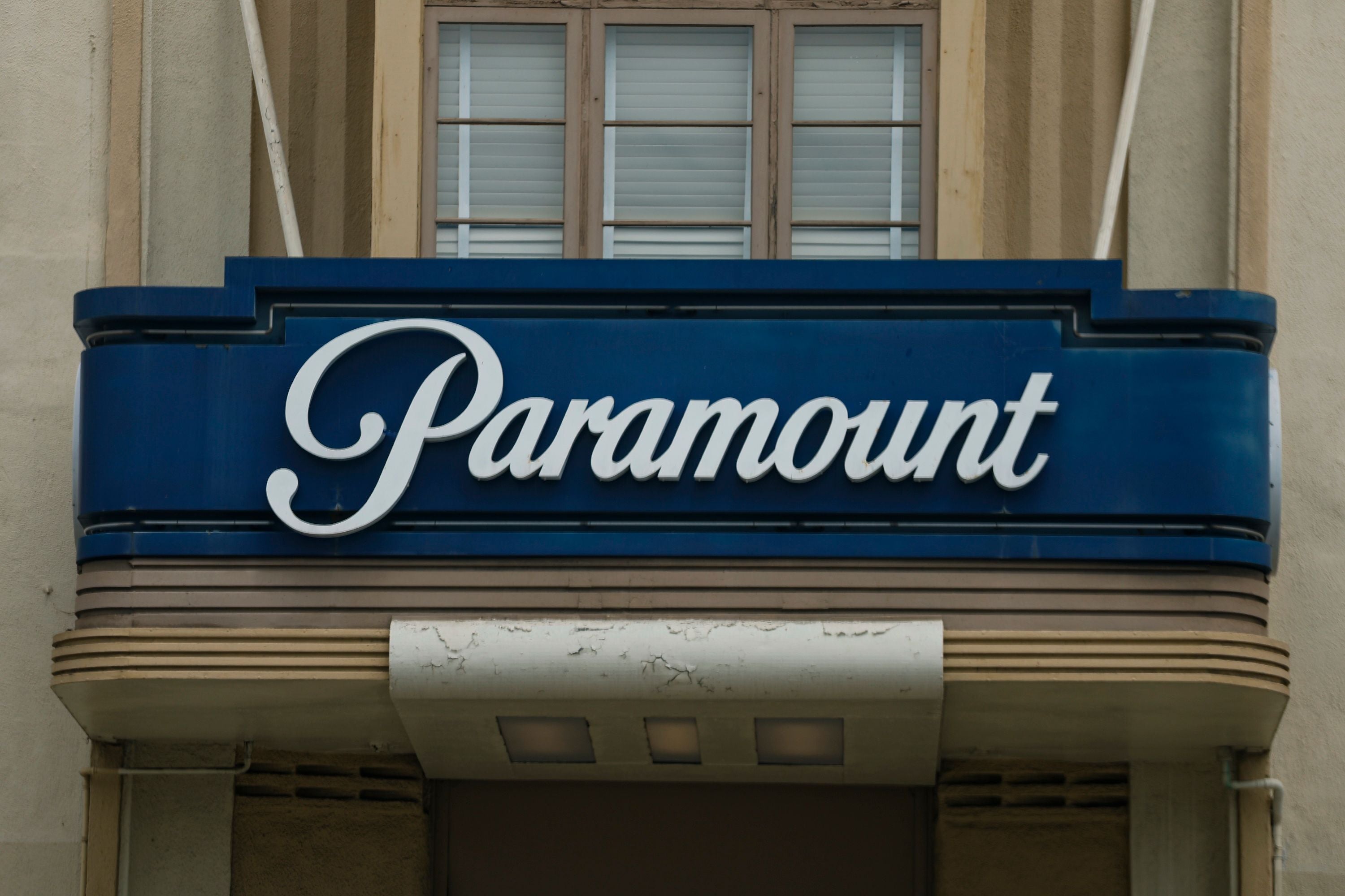 Blaues Paramount-Schild über einem Eingang vor einem Fenster in Los Angeles.