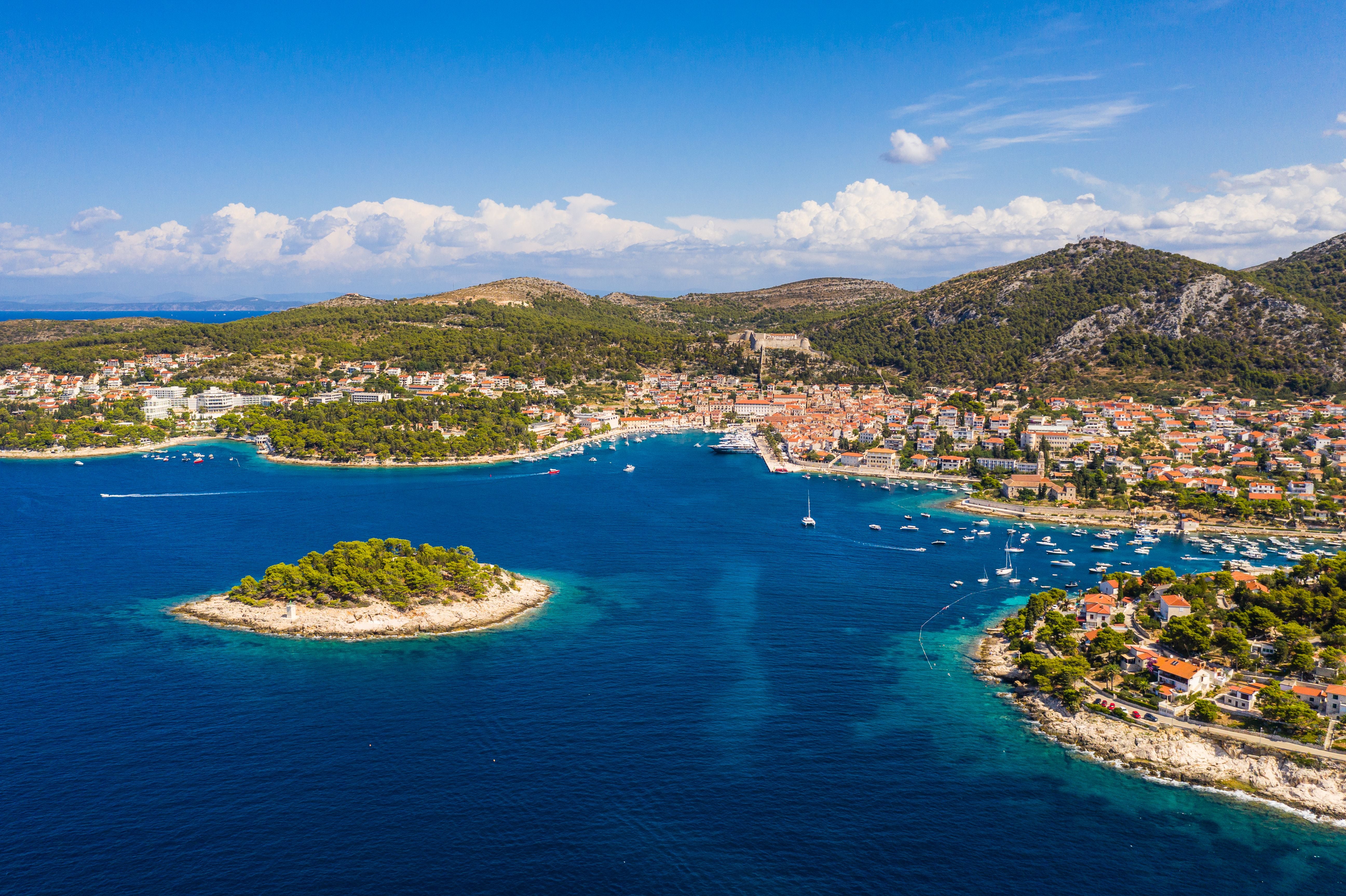 Luftaufnahme der Altstadt von Hvar mit Küste, Insel und Bergen in Kroatien.
