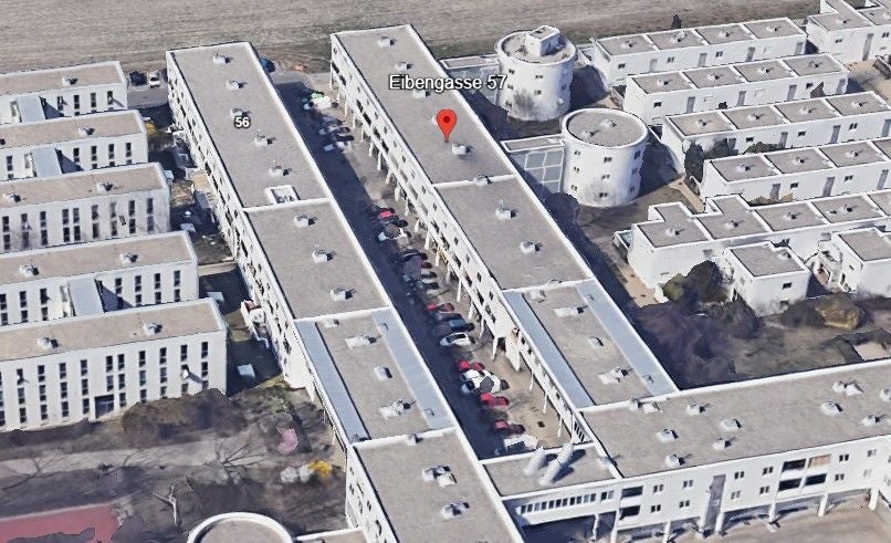 Luftbild von Wohngebäuden an der Eibengasse 57 im 22. Bezirk, mit markiertem Standort.