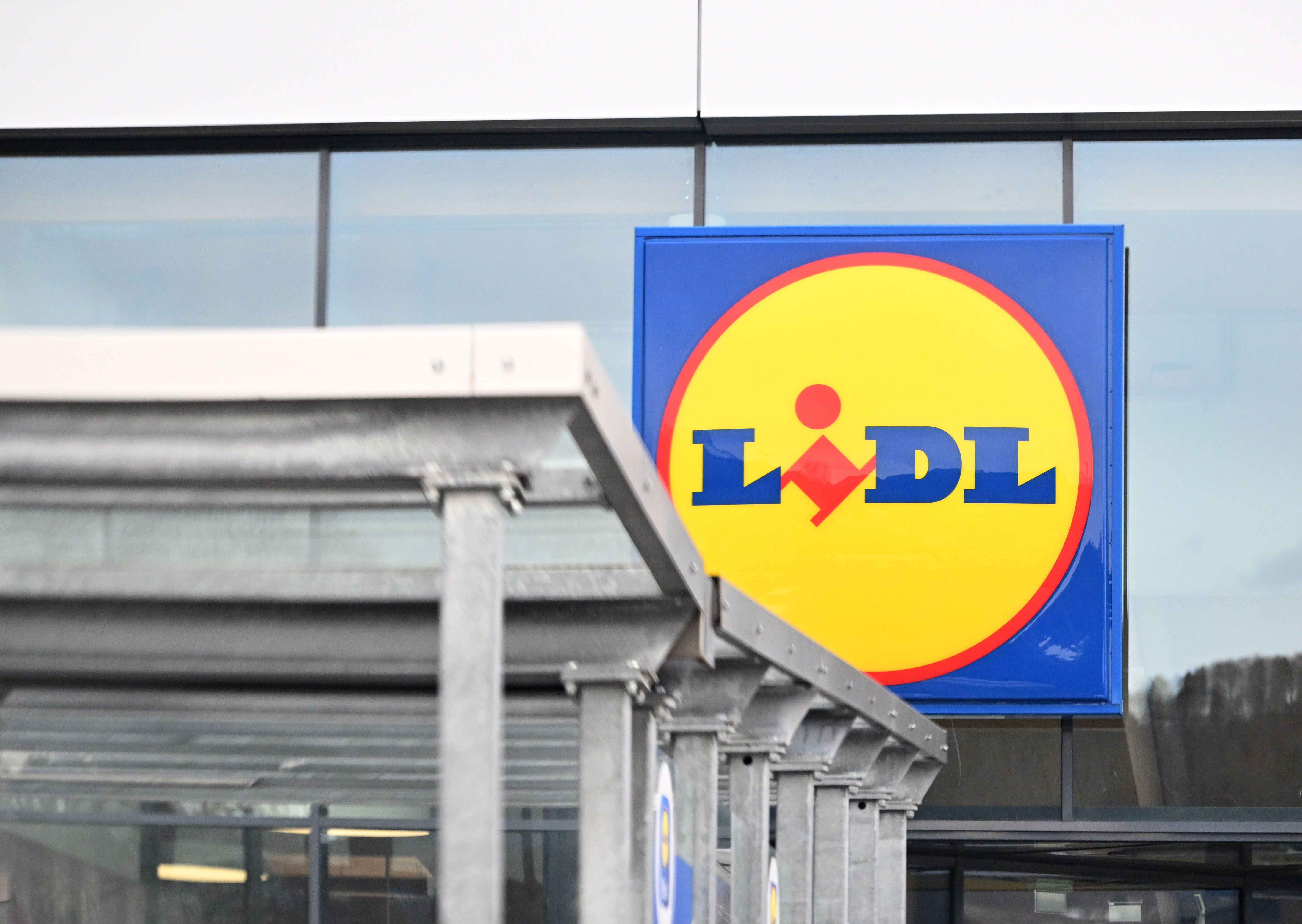 Lidl-Logo an der Außenfassade eines Supermarktes, vorne Metallkonstruktion.