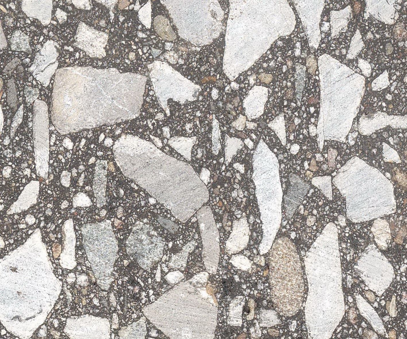 Querschnitt eines Asphaltbohrkerns mit sichtbaren Gesteins- und Kieselstücken.