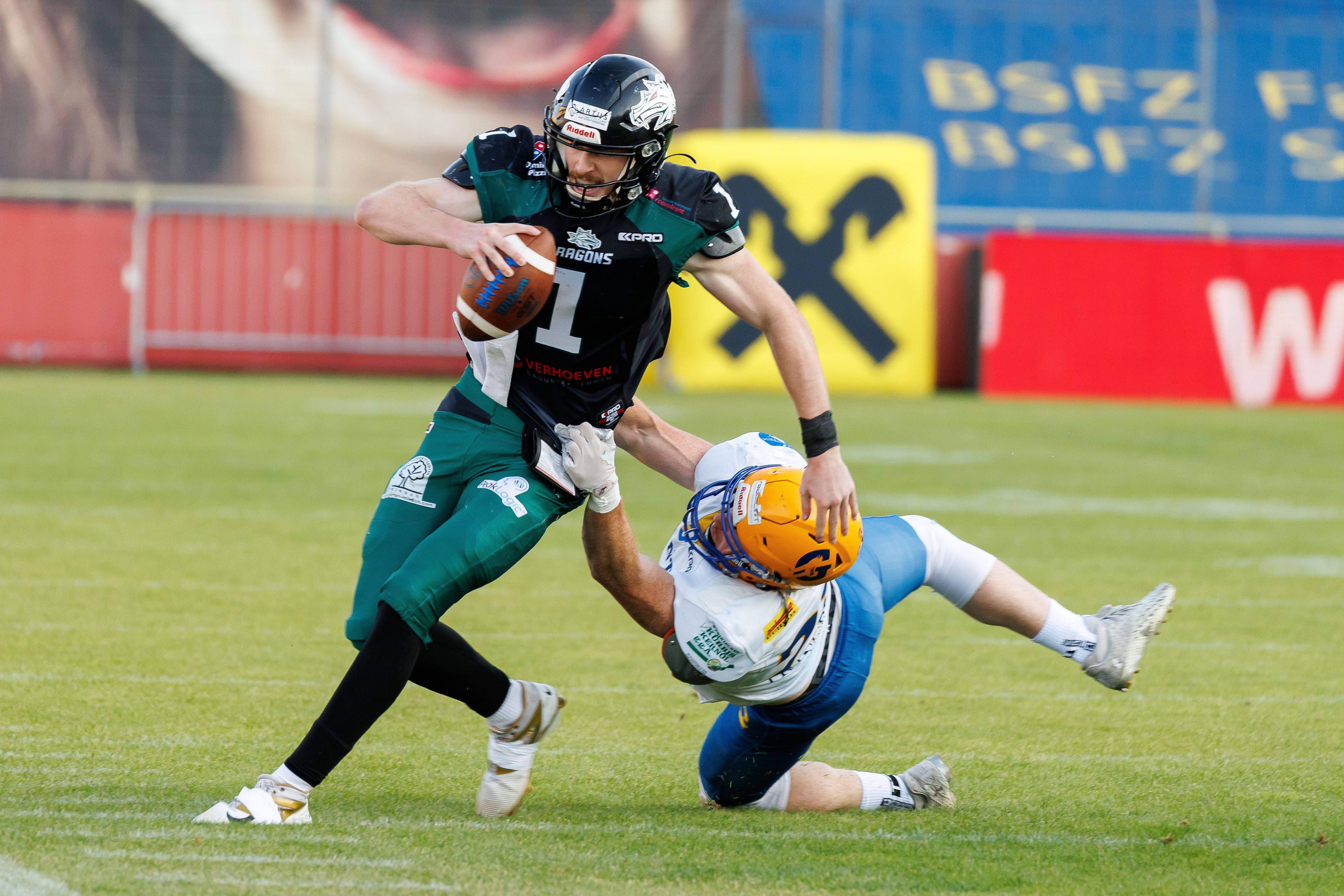 ABD0138_20260725 - MARIA ENZERSDORF - ÖSTERREICH: (v.l.) Walter Kuhlenkamp (Danube Dragons) und Martin Wallensteiner (Graz Giants) am Samstag, 25. Juli 2026 während dem Finalspiel der Austrian Bowl XLI zwischen Danube Dragons und Graz Giants in der DATENPOL Arena in Maria Enzersdorf. - FOTO: APA/FLORIAN WIESER