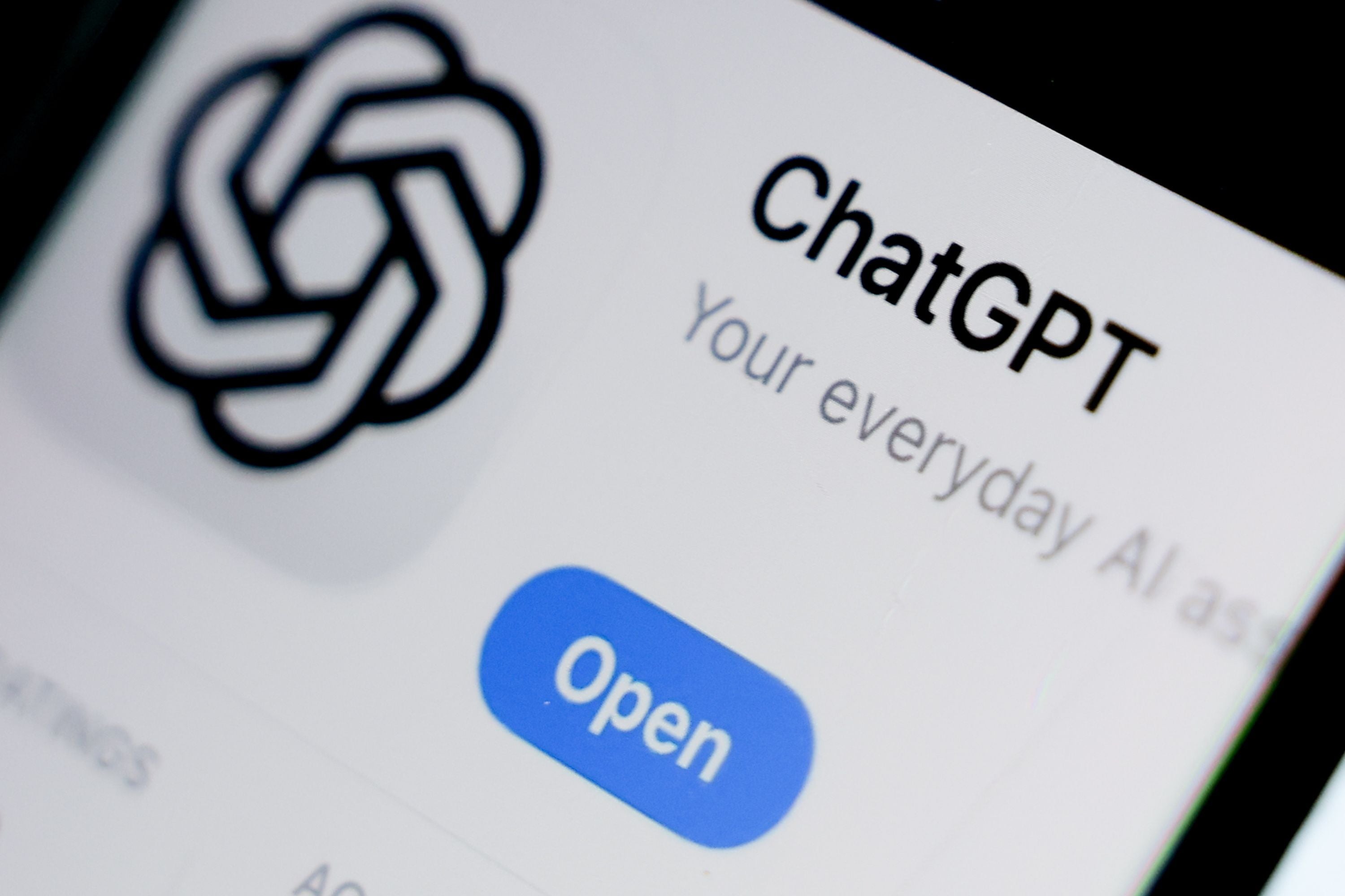Smartphone-Bildschirm zeigt das ChatGPT-App-Symbol mit dem Button „Open“.
