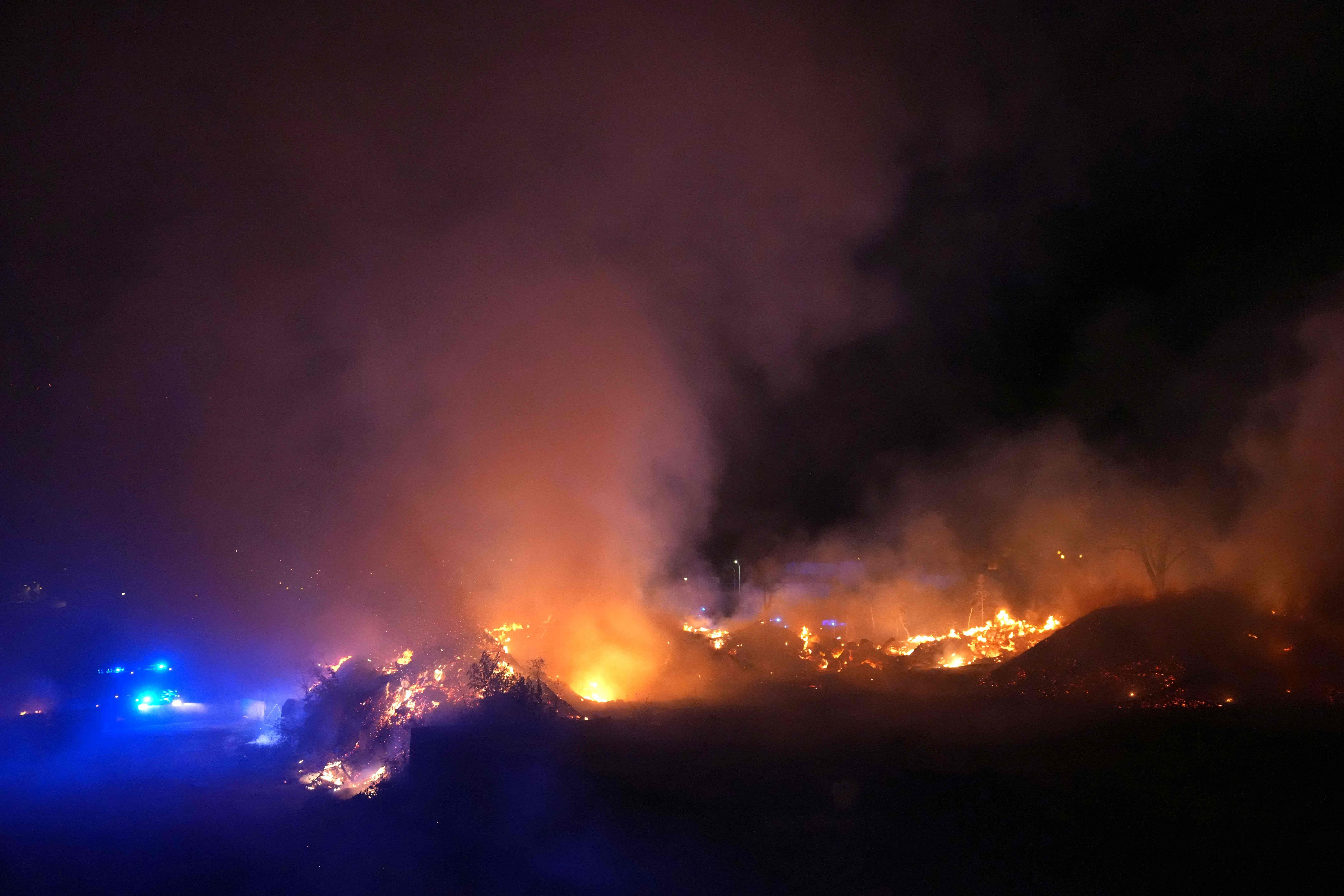 Brennende Strohballen und dichter Rauch bei einem nächtlichen Großbrand in der Nähe von Avila.