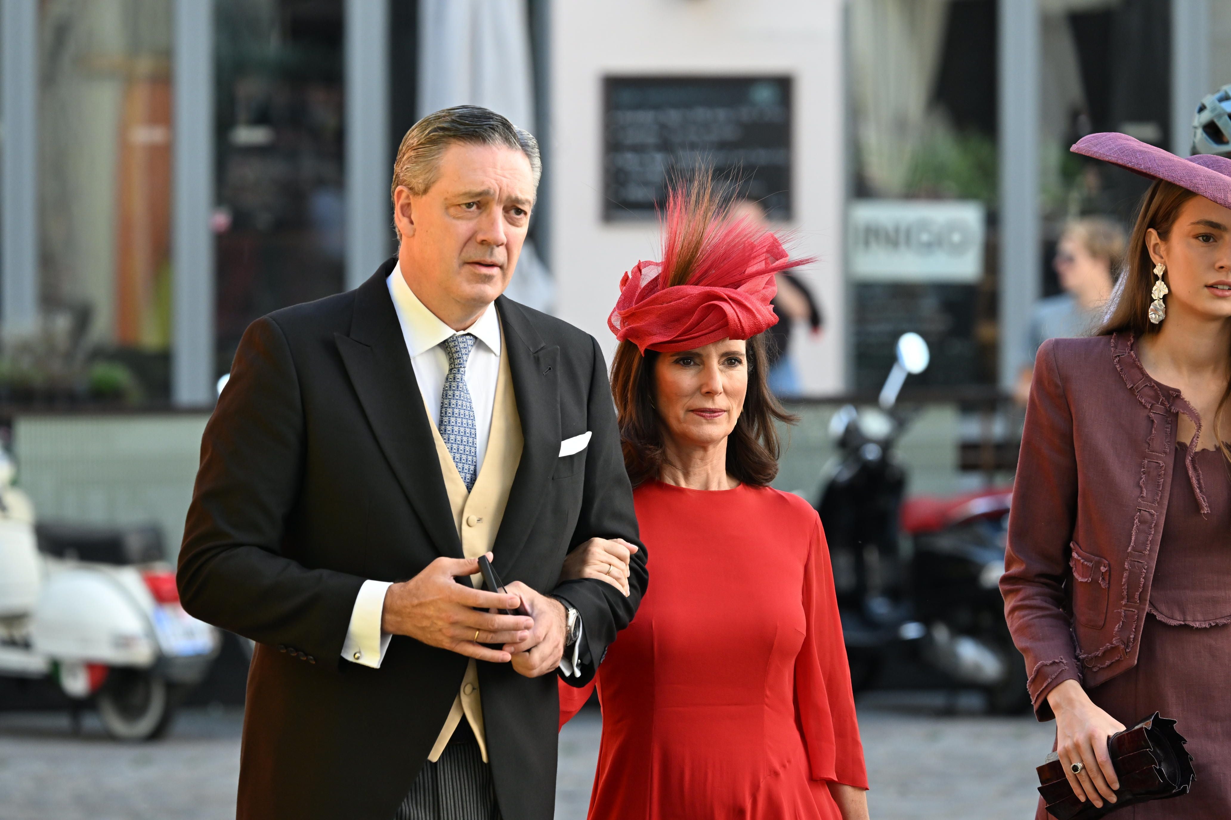 Elegant gekleidetes Paar und eine weitere Frau mit Hut bei einer Hochzeit in Habsburg-Lothringen.