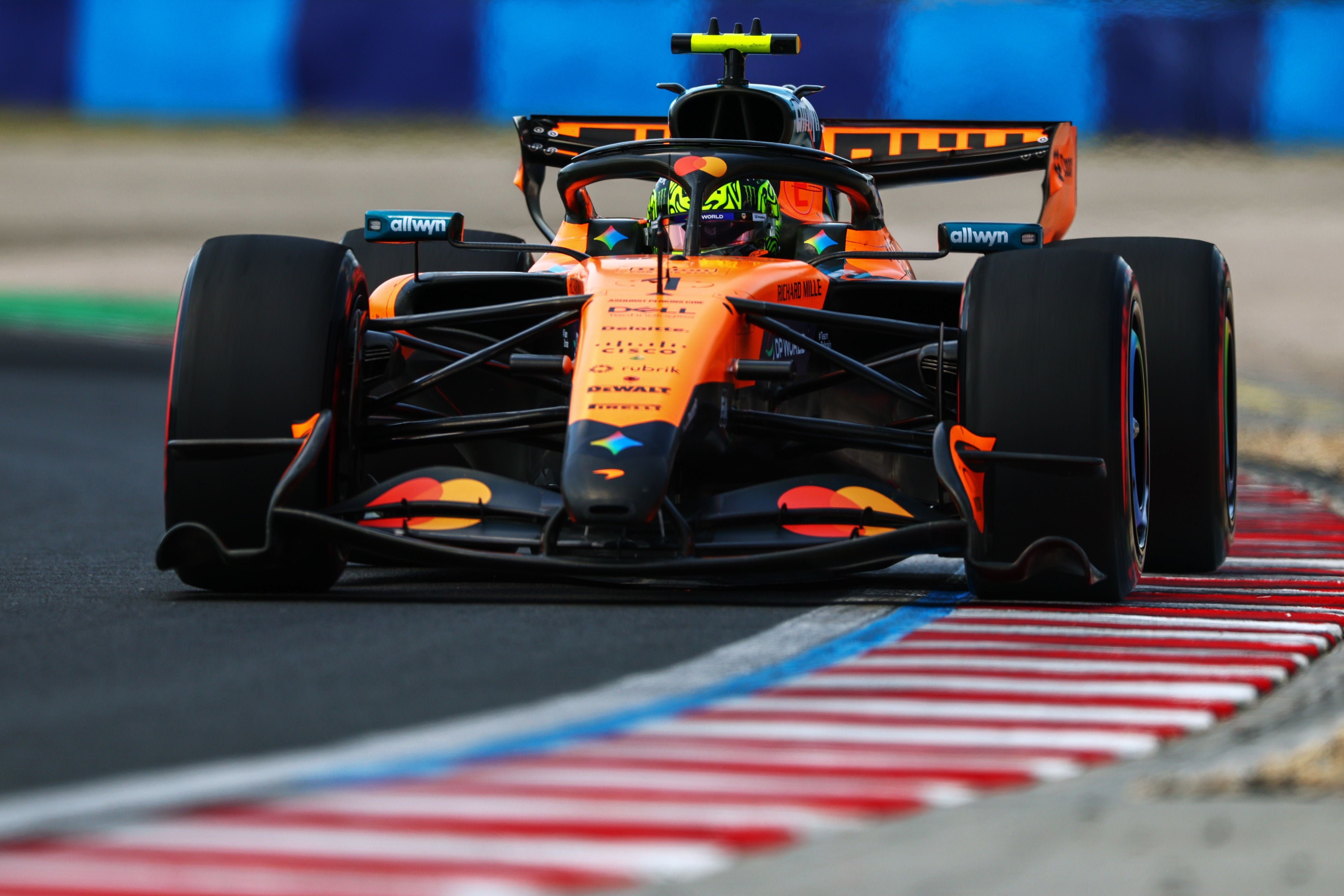 Ein orangefarbener McLaren-Formel-1-Wagen fährt auf der Rennstrecke am Hungaroring.