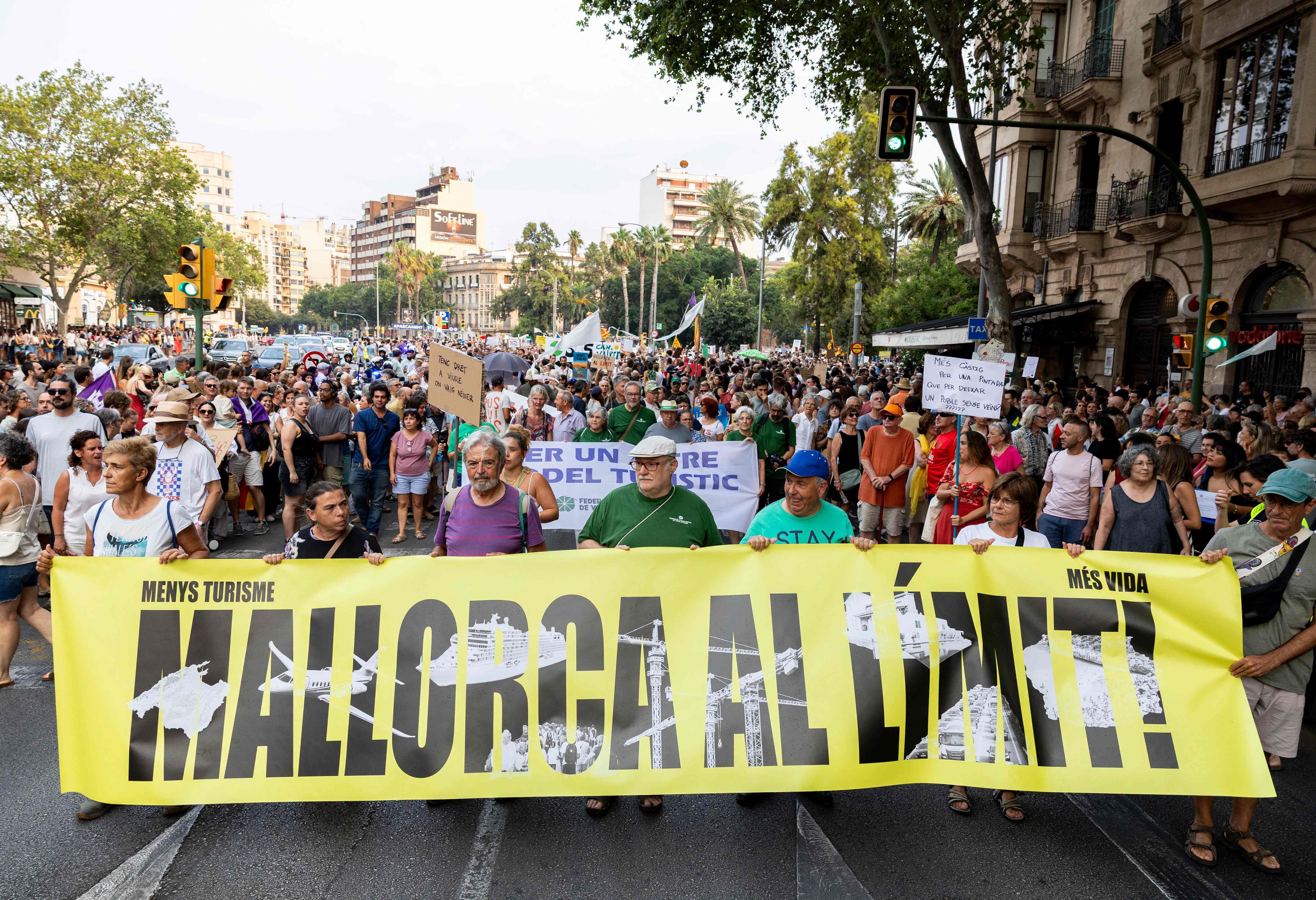 Viele Menschen demonstrieren in Palma de Mallorca mit Transparenten gegen Overtourism und hohe Mieten.