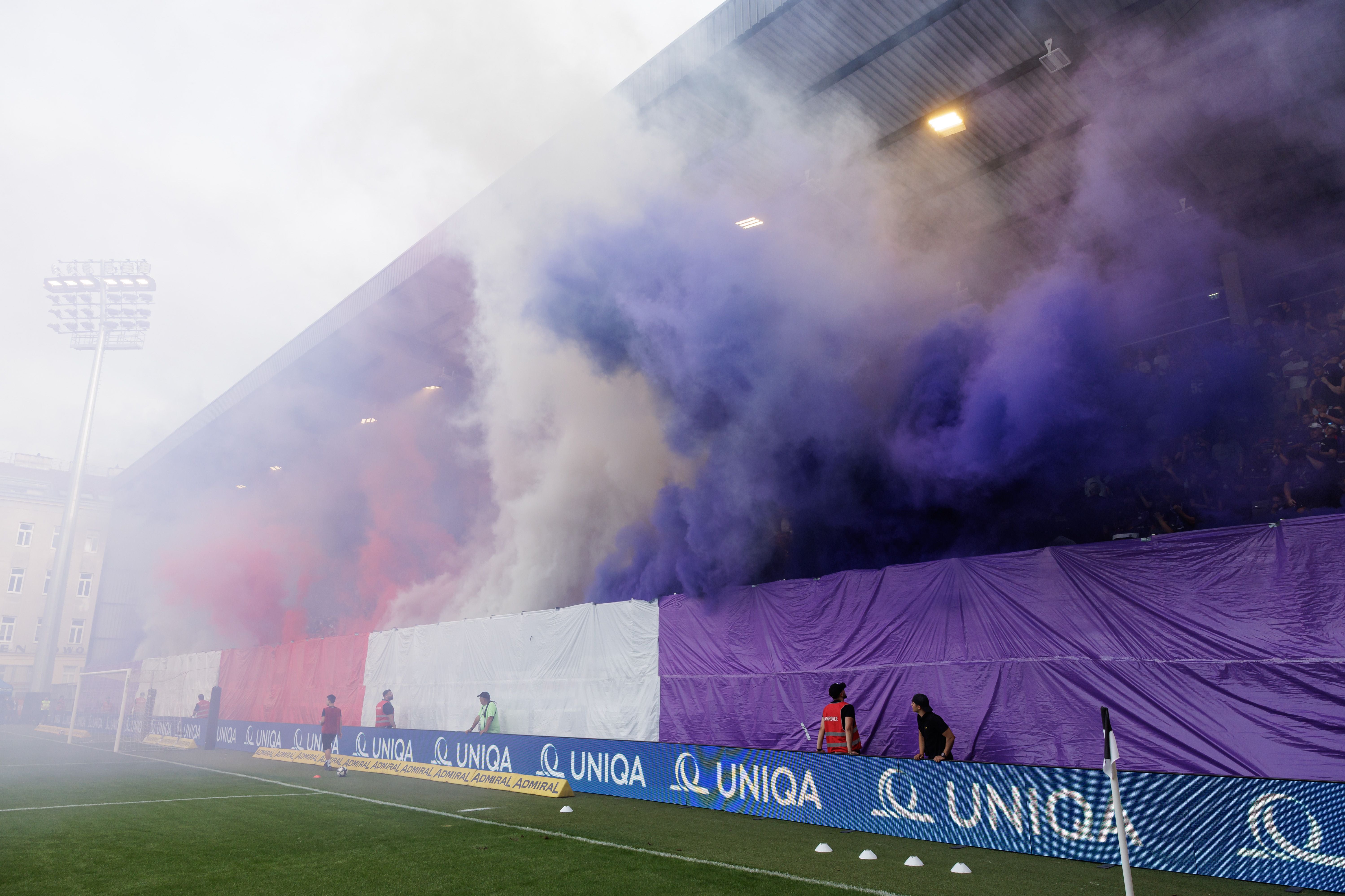 Fans von Austria Wien zünden lila und weiße Rauchbomben im ÖFB-Cup.