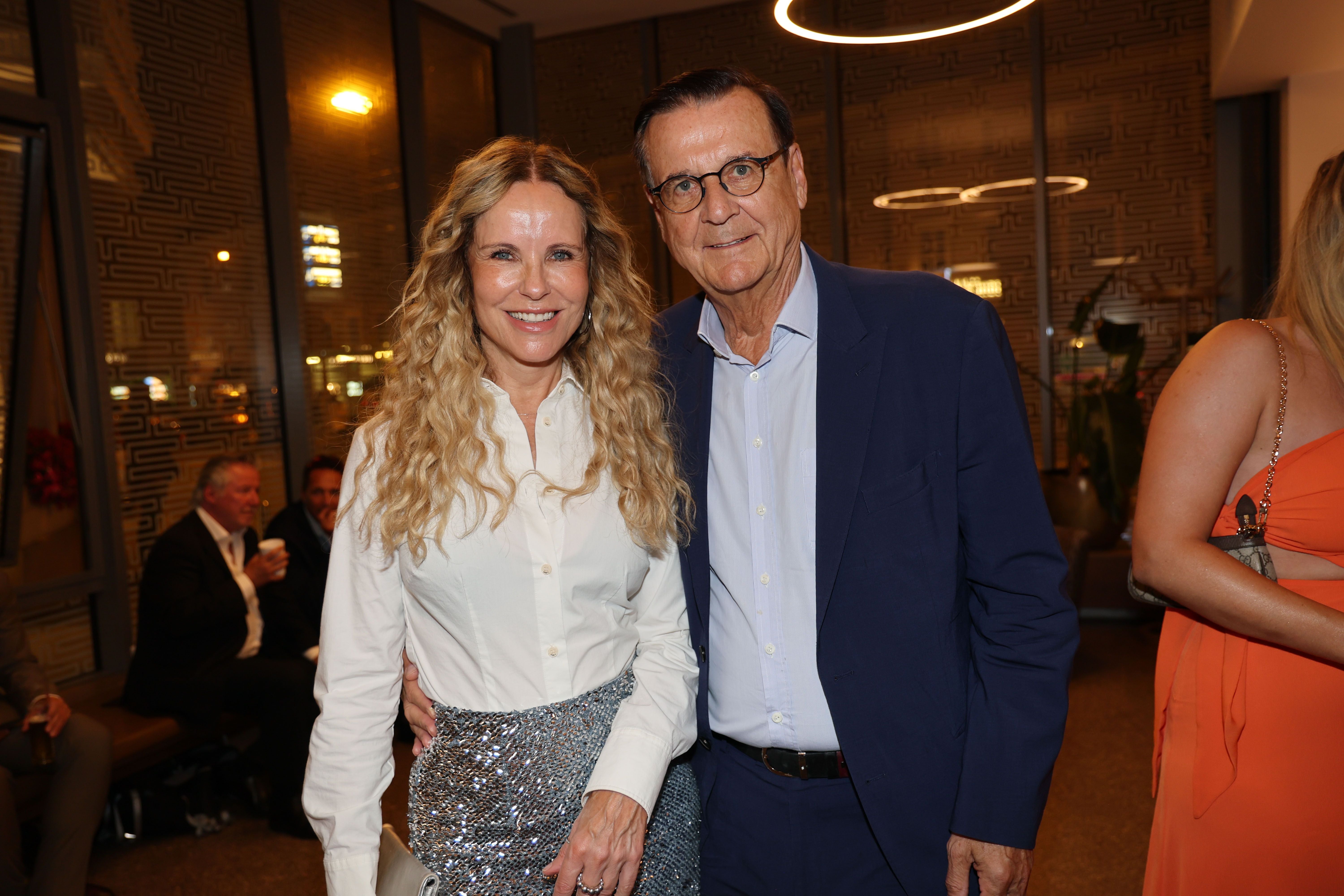 Katja Burkard und Hans Mahr lächeln zusammen bei einer Abendveranstaltung in Salzburg.
