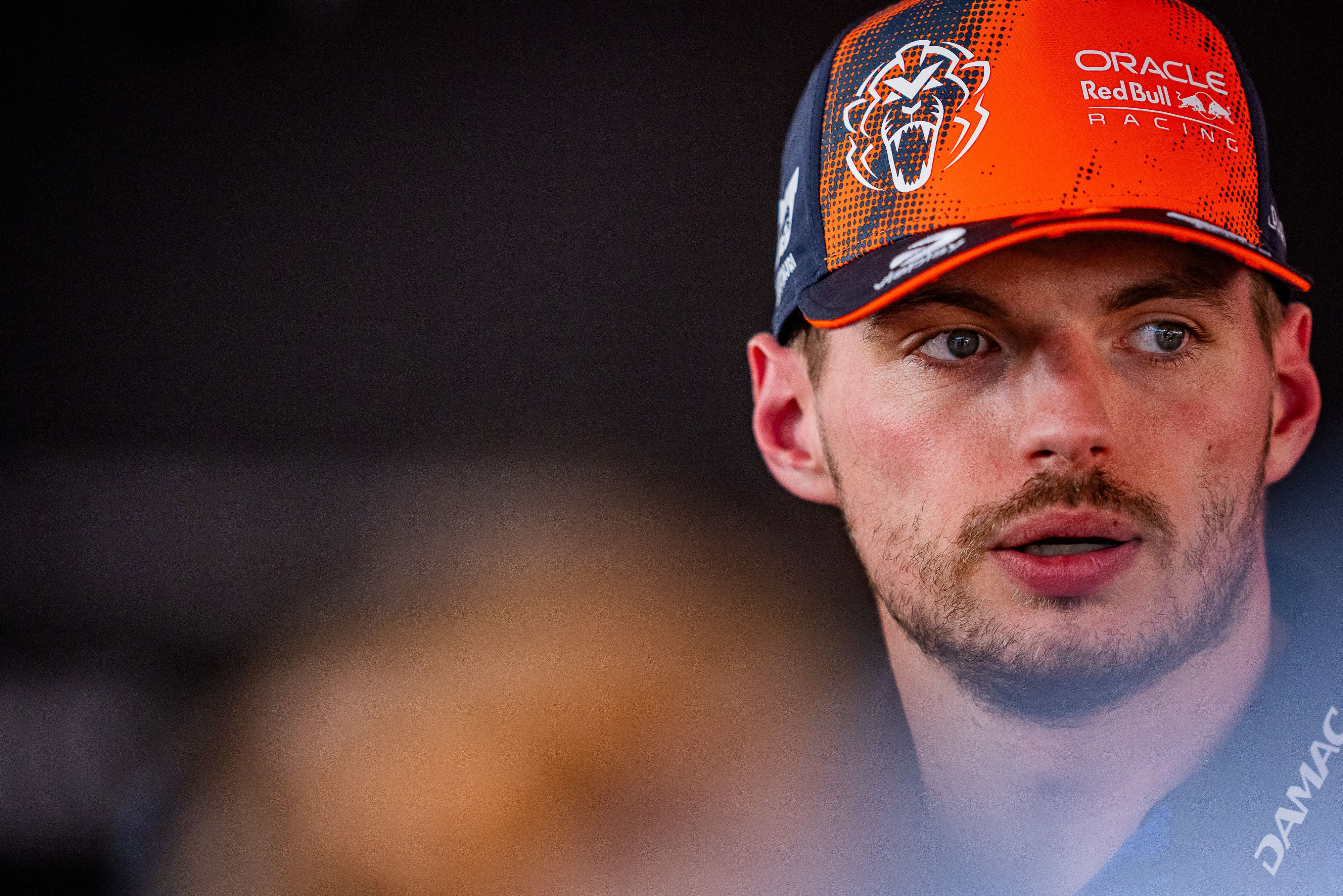 Ein Mann mit Bart und Red Bull Racing Cap schaut seitlich in die Ferne.