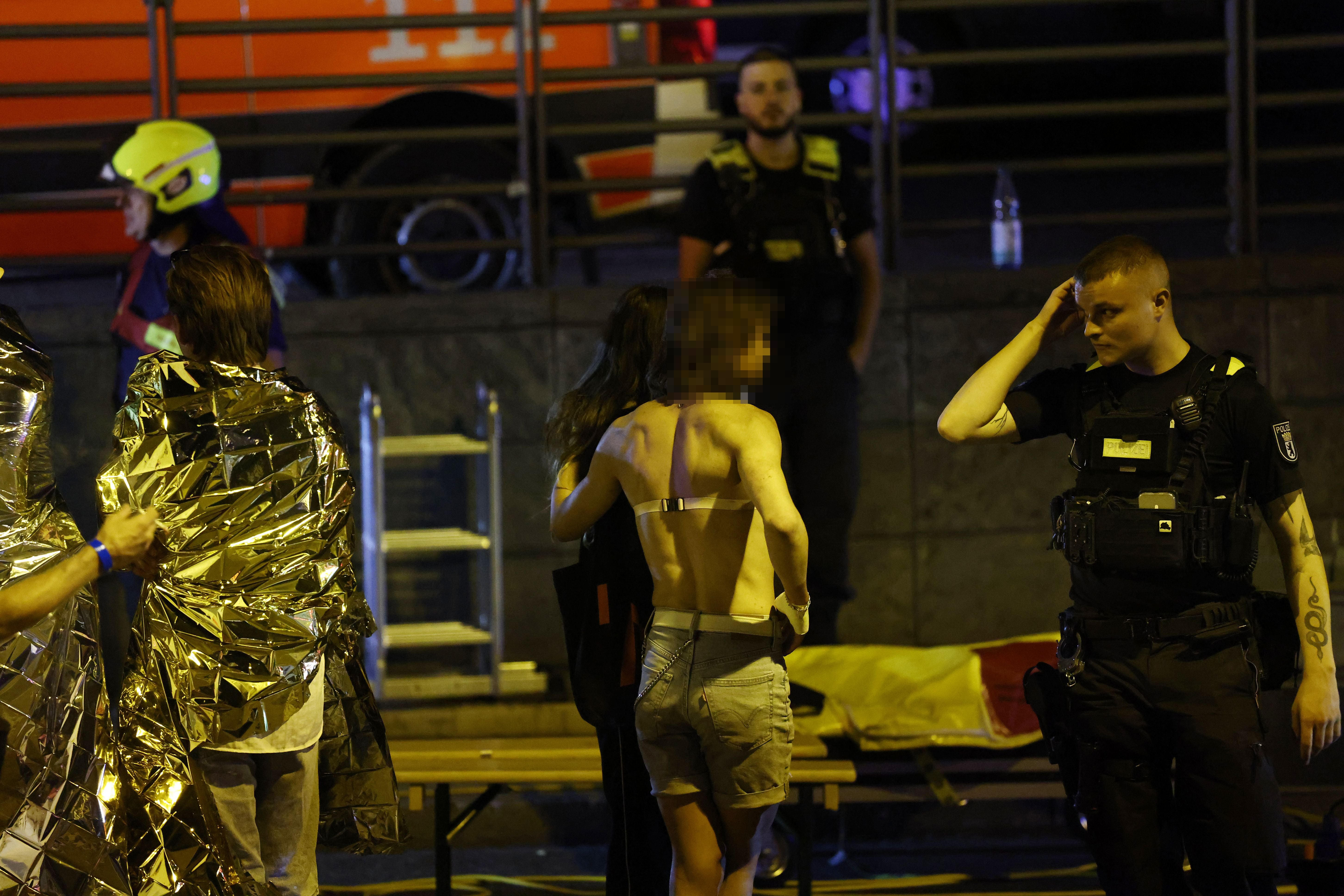 Polizisten, Rettungskräfte und verletzte Menschen nach einem Angriff bei der CSD-Parade in Berlin.