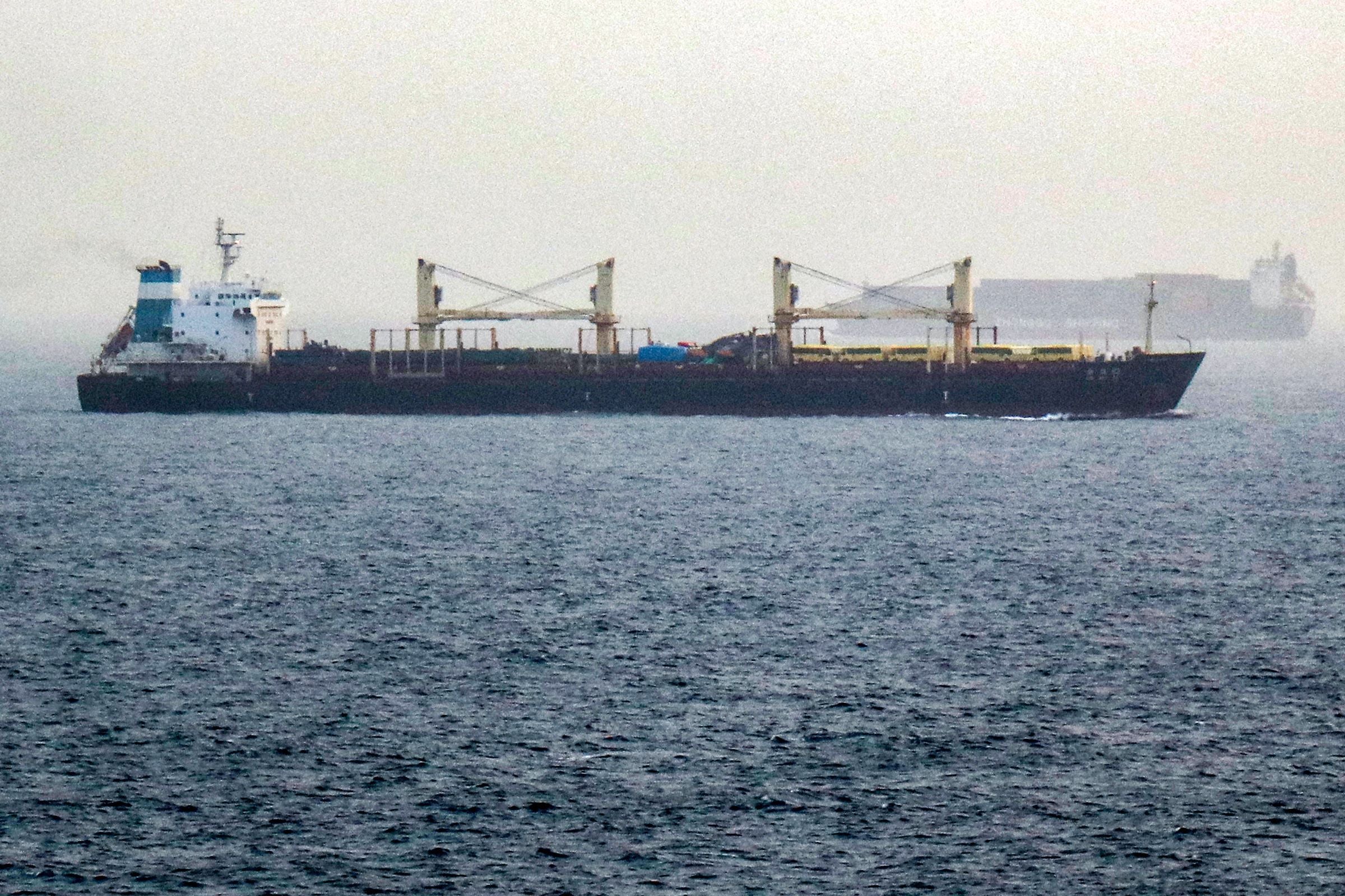 Zwei Frachtschiffe fahren bei nebligem Wetter durch die Bab al-Mandeb Meerenge.