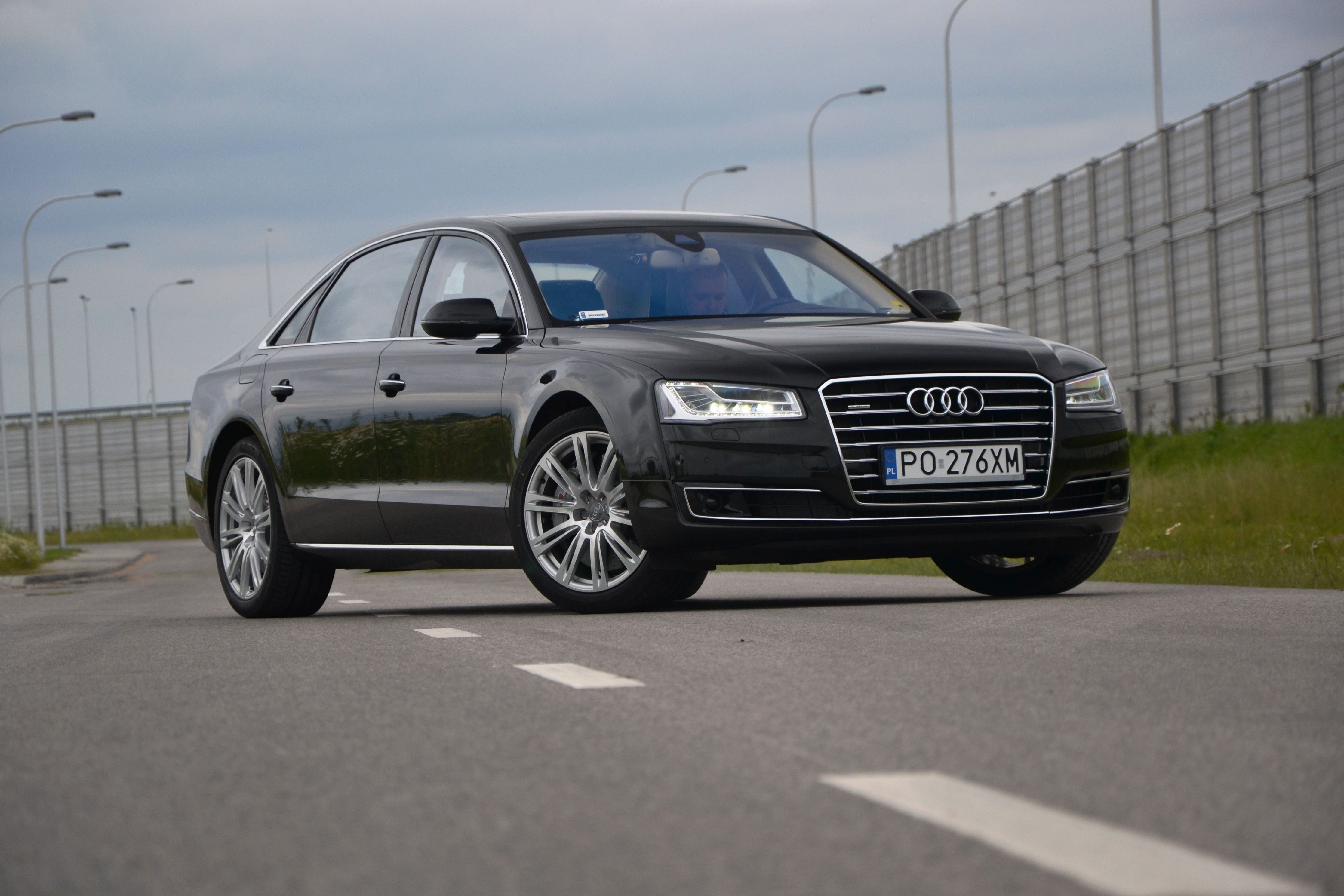 Schwarzer Audi A8 Lang Luxuslimousine steht auf einer Straße, aufgenommen während einer Testfahrt.