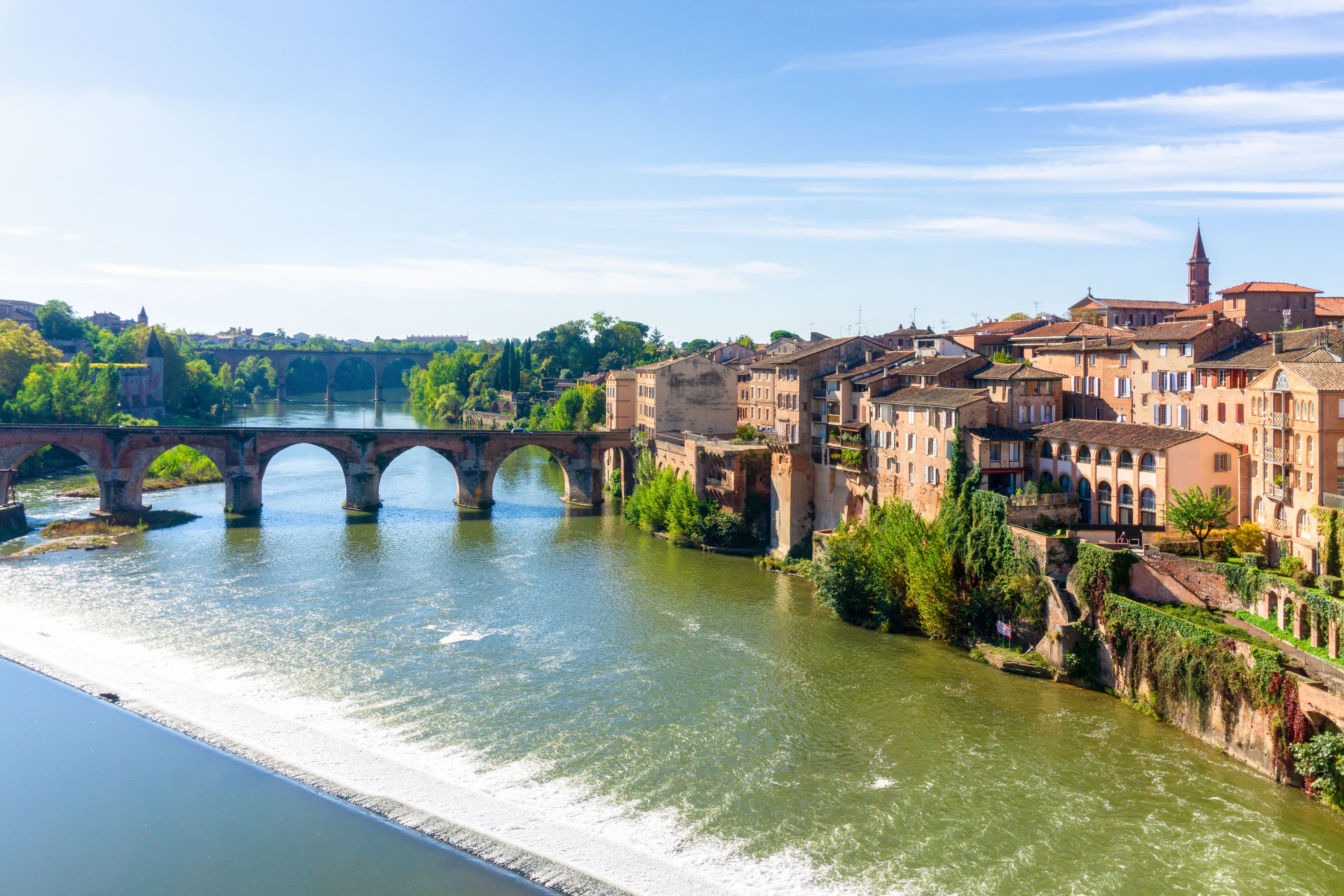 Blick auf den Augustsbrücke und die Kirche Saint-Cécile in Albi, Frankreich am Flussufer.