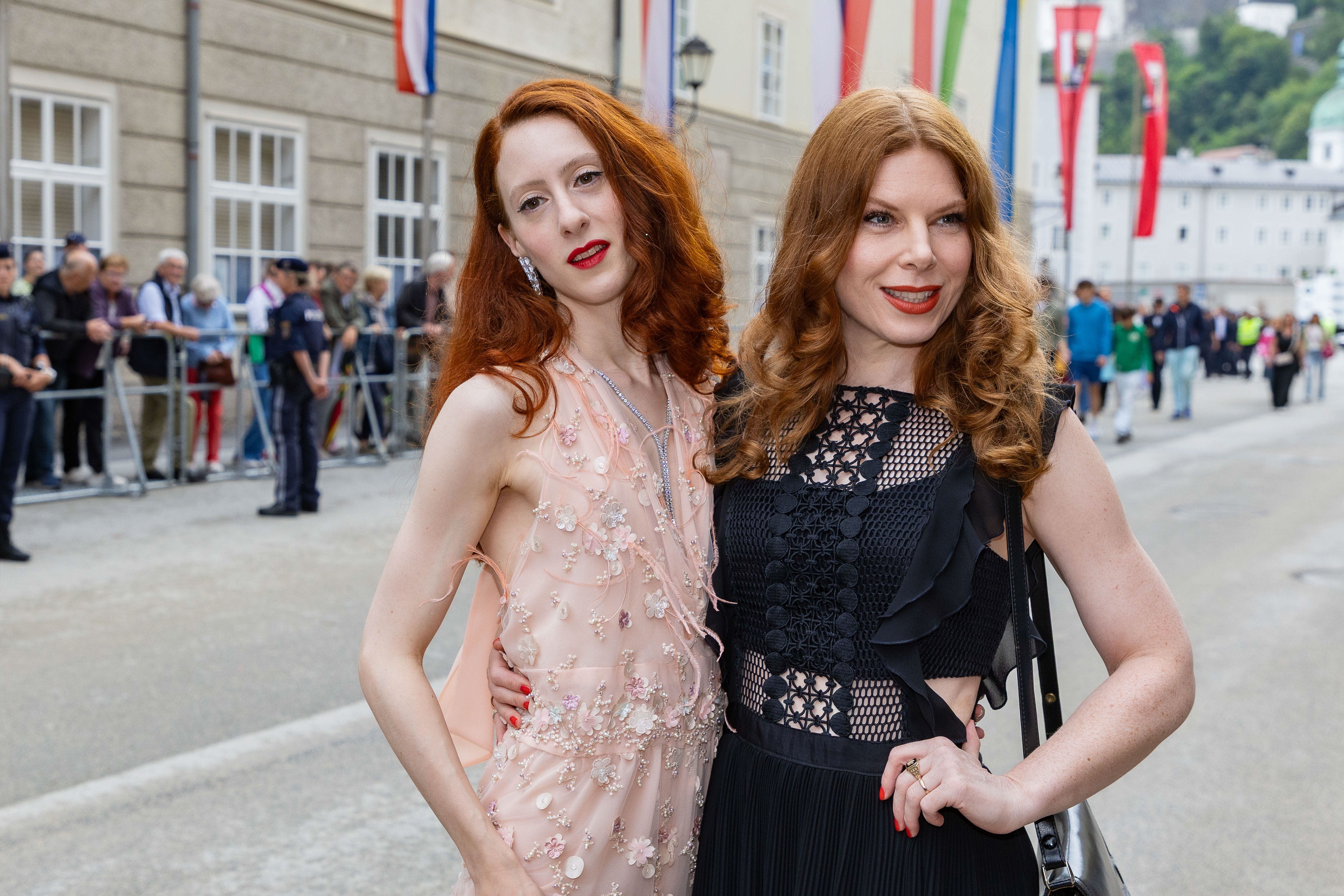 Zwei Frauen mit roten Haaren posieren elegant bei den Salzburger Festspielen 2026.