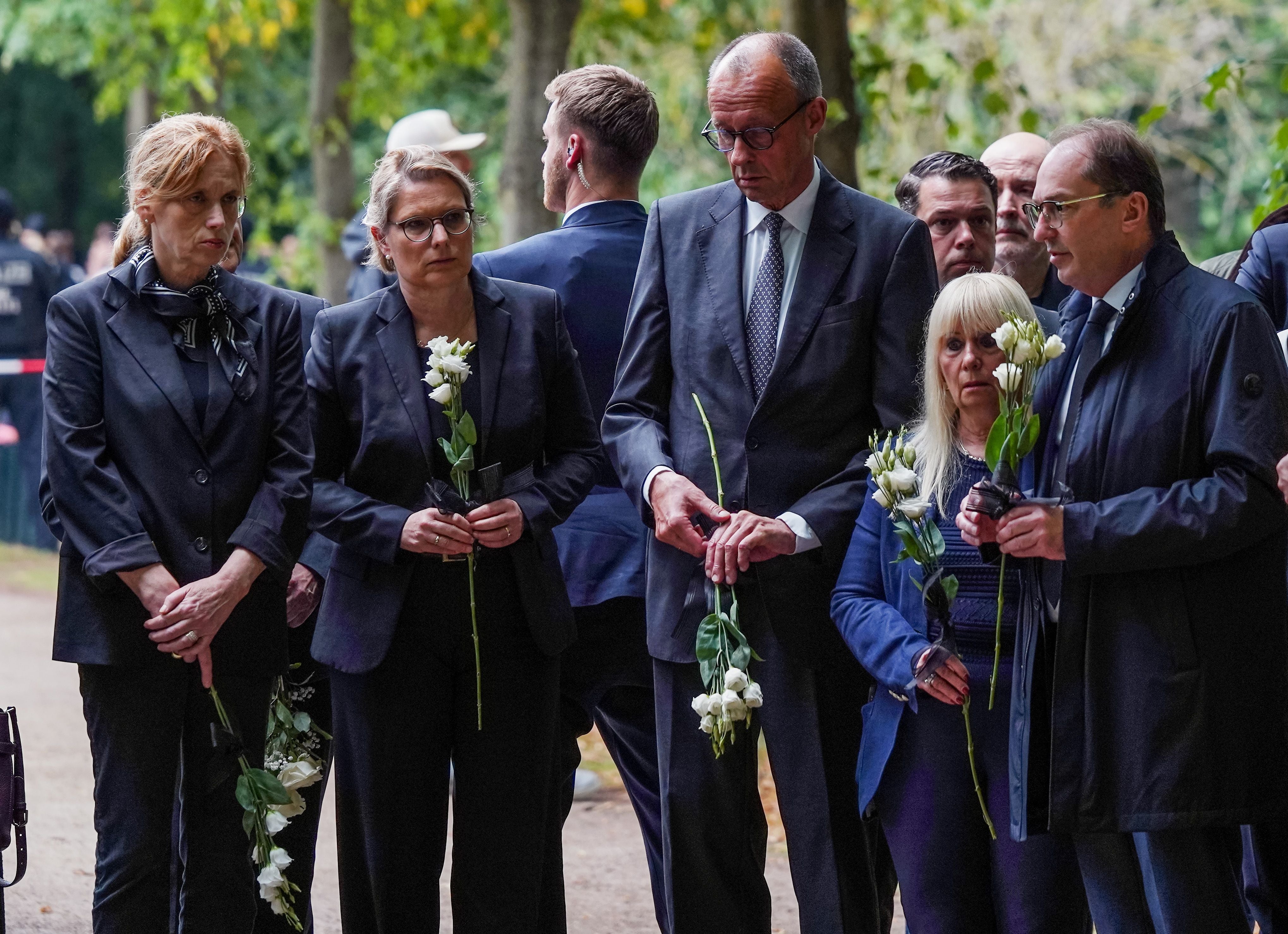 Der deutsche Bundeskanzler Friedrich Merz (M.), Bundesinnenminister Alexander Dobrindt (re.), Bundesjustizministerin Stefanie Hubig (2. v. l.) und Bundesfamilienministerin Karin Prien (li.)