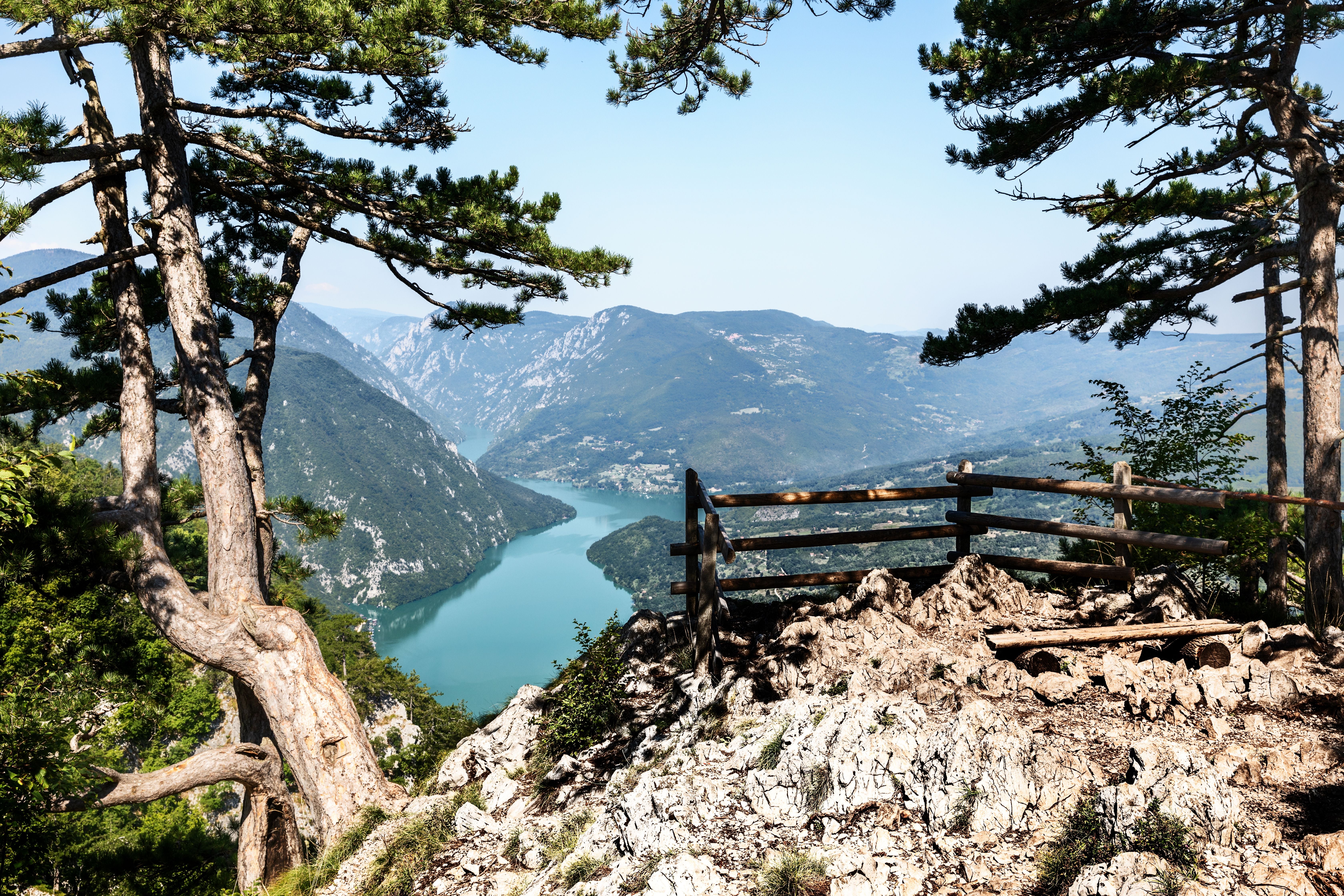 Aussichtspunkt Banjska stena mit Blick auf Fluss und grüne Berge im Tara-Nationalpark, Serbien.