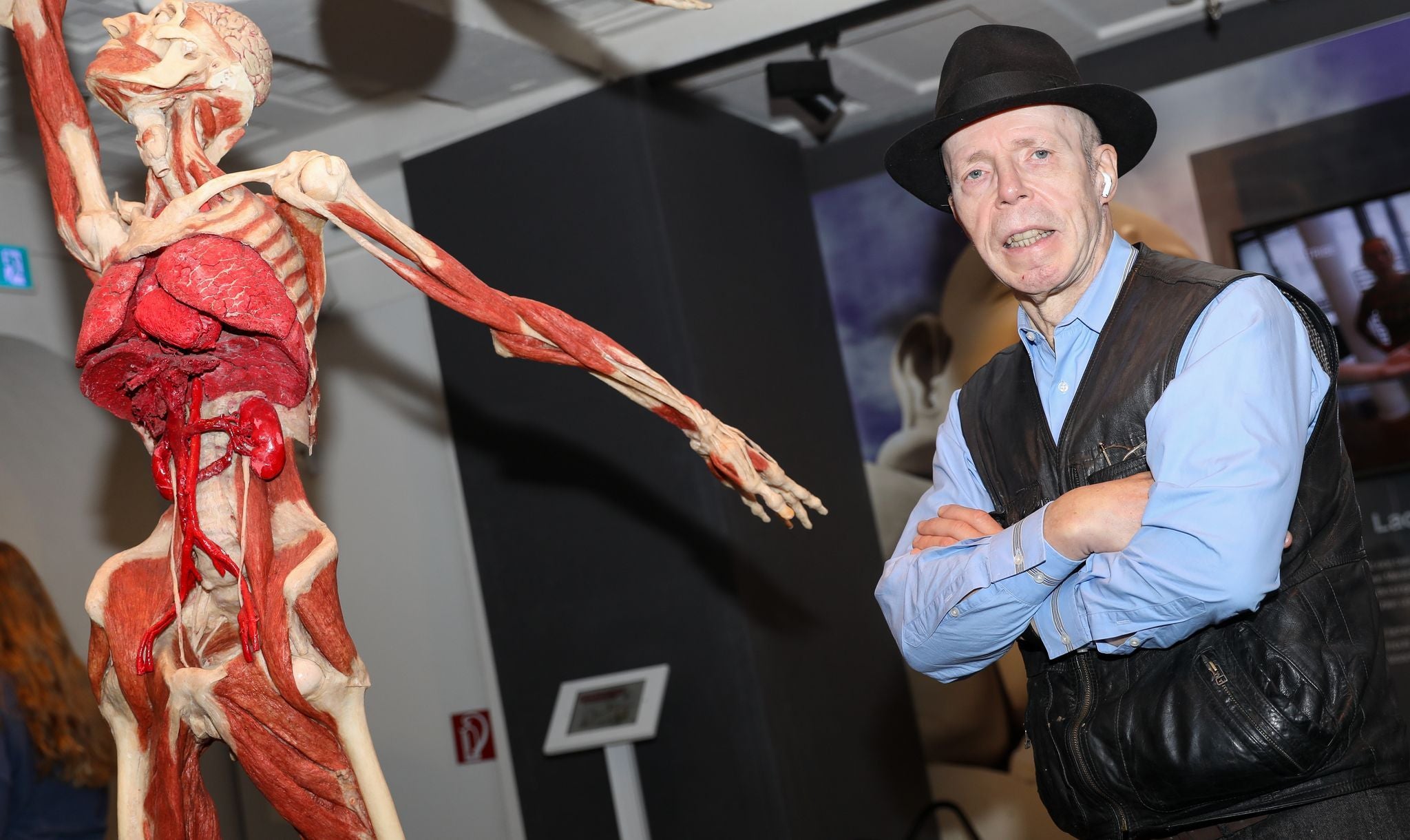Plastinator Gunther von Hagens steht in seinem "Körperwelten Museum" neben einem Exponat. (Archivbild)