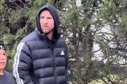 Messi in einer schwarzen Adidas-Steppjacke mit Kapuze bei einem Spiel in der 4. argentinischen Liga.