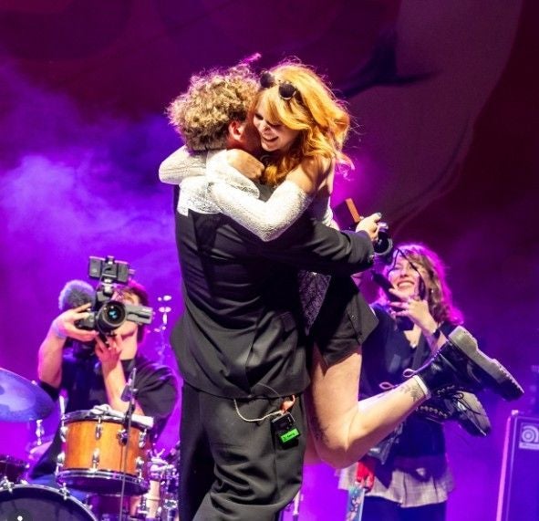 Ein Mann macht einer Frau auf der Bühne des Wiener Pop-Festivals einen Heiratsantrag.