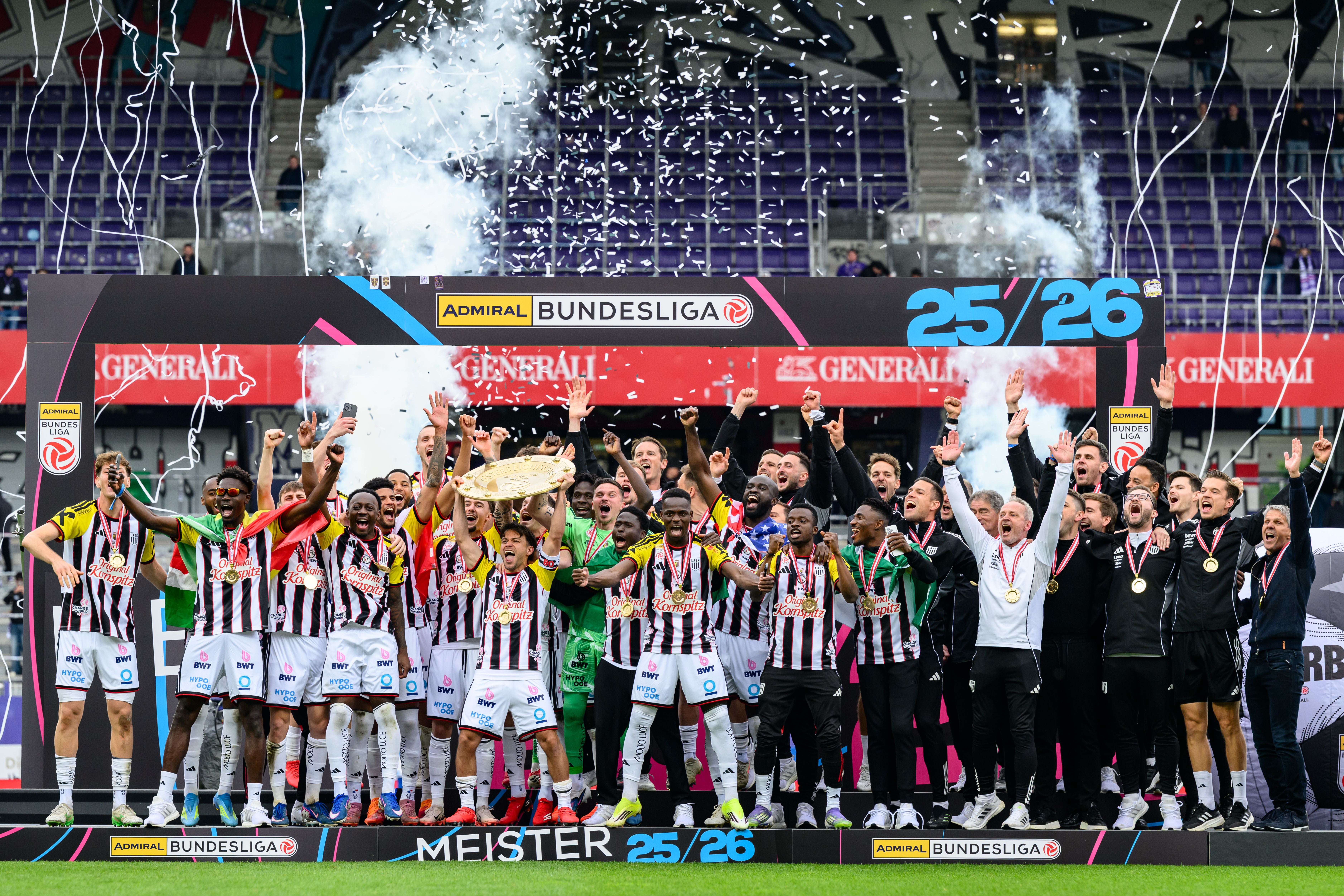 LASK feiert den Meistertitel der Admiral Bundesliga 2025/26 mit Pokal, Jubel und Konfetti in Wien.