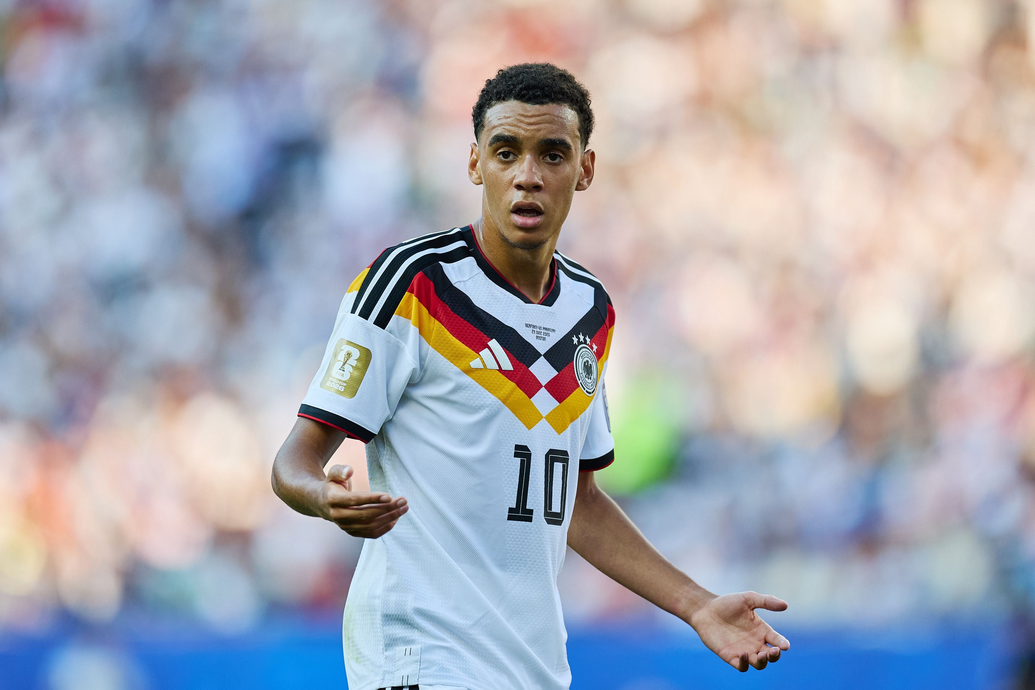 Ein deutscher Fußballspieler mit der Rückennummer 10 gestikuliert während eines Spiels im Stadion.